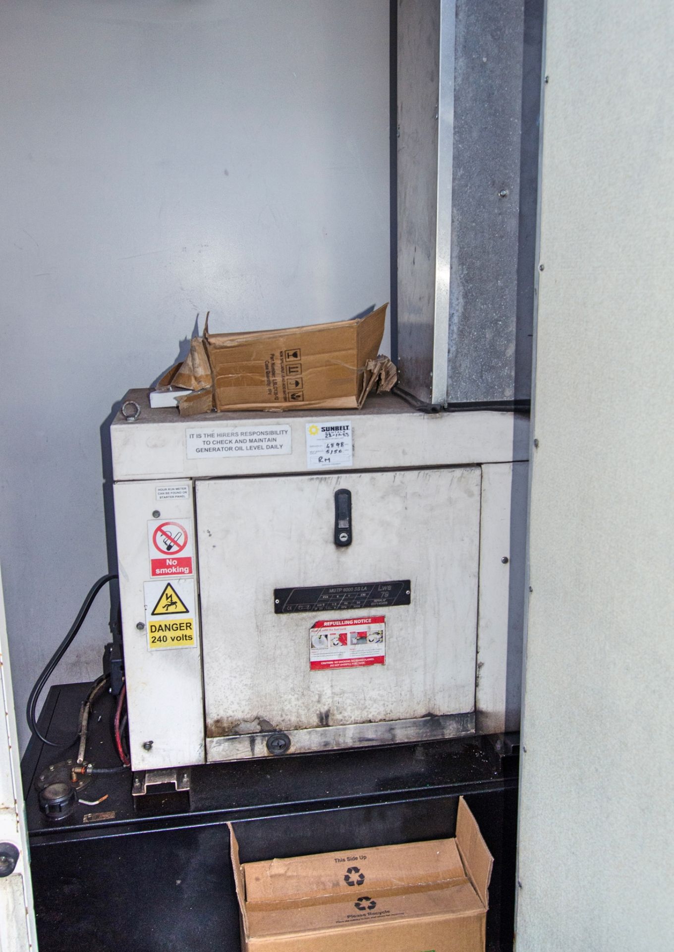 21ft x 9ft steel anti-vandal welfare site unit Comprising canteen area, toilet and generator room - Image 8 of 9