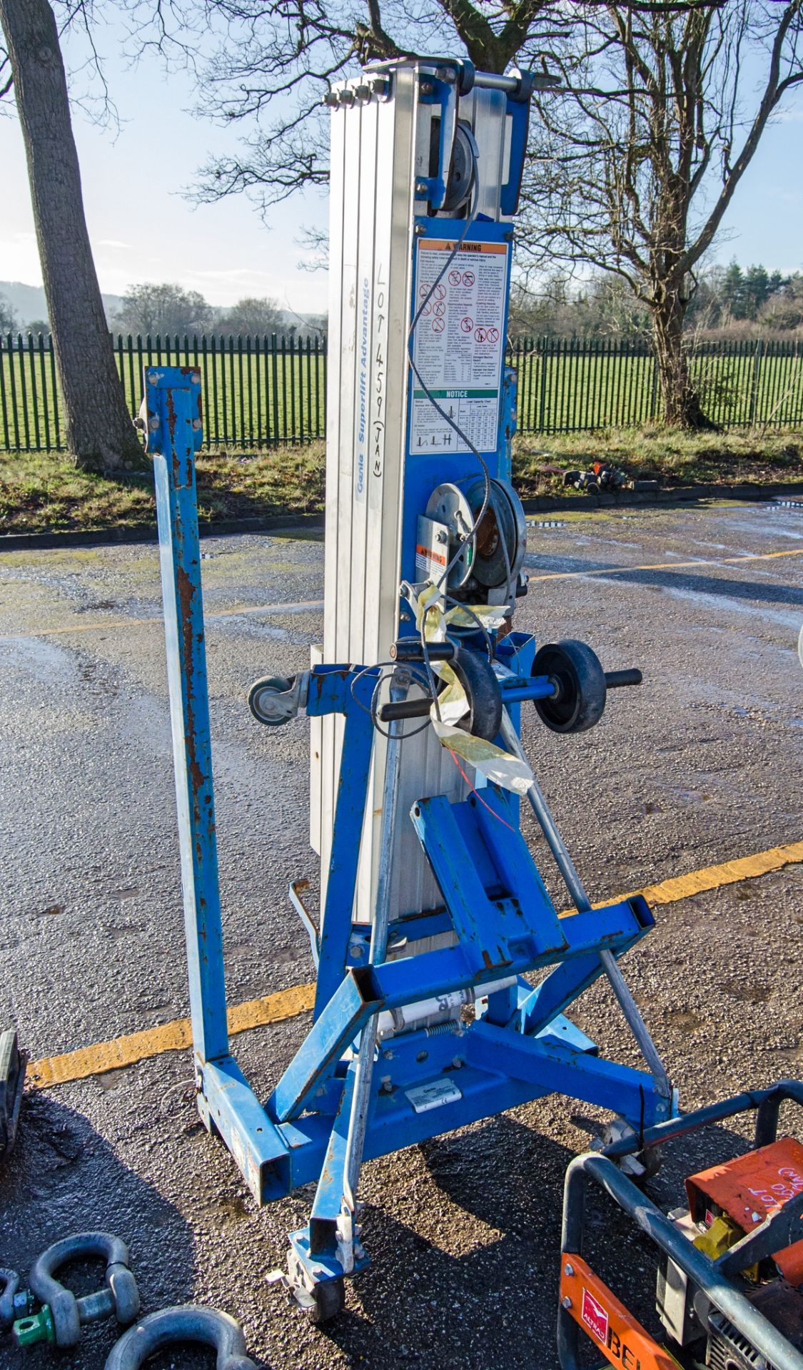 Genie SLA20 manual material hoist c/w forks ** Wire snapped ** A608744 - Image 2 of 3
