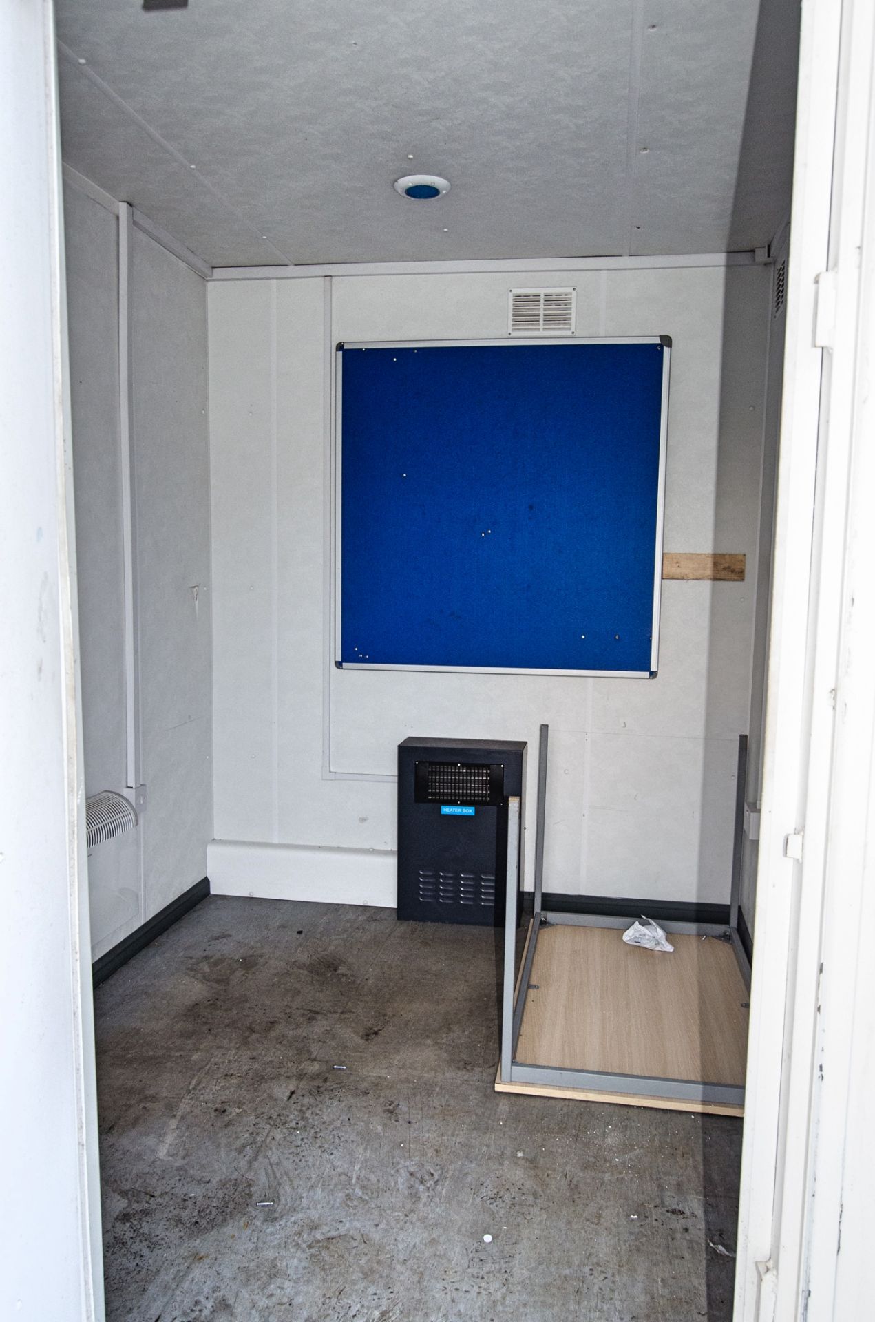24ft x 9ft steel anti-vandal welfare site unit Comprising canteen area, office, toilet and generator - Image 9 of 12