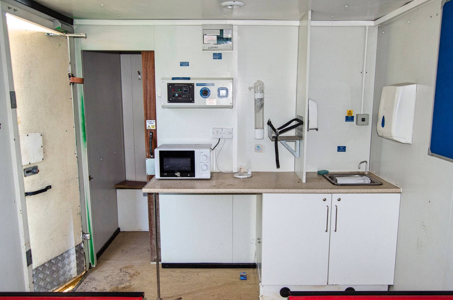 21ft x 9ft steel anti-vandal welfare site unit Comprising of: canteen area, toilet & generator - Image 6 of 10