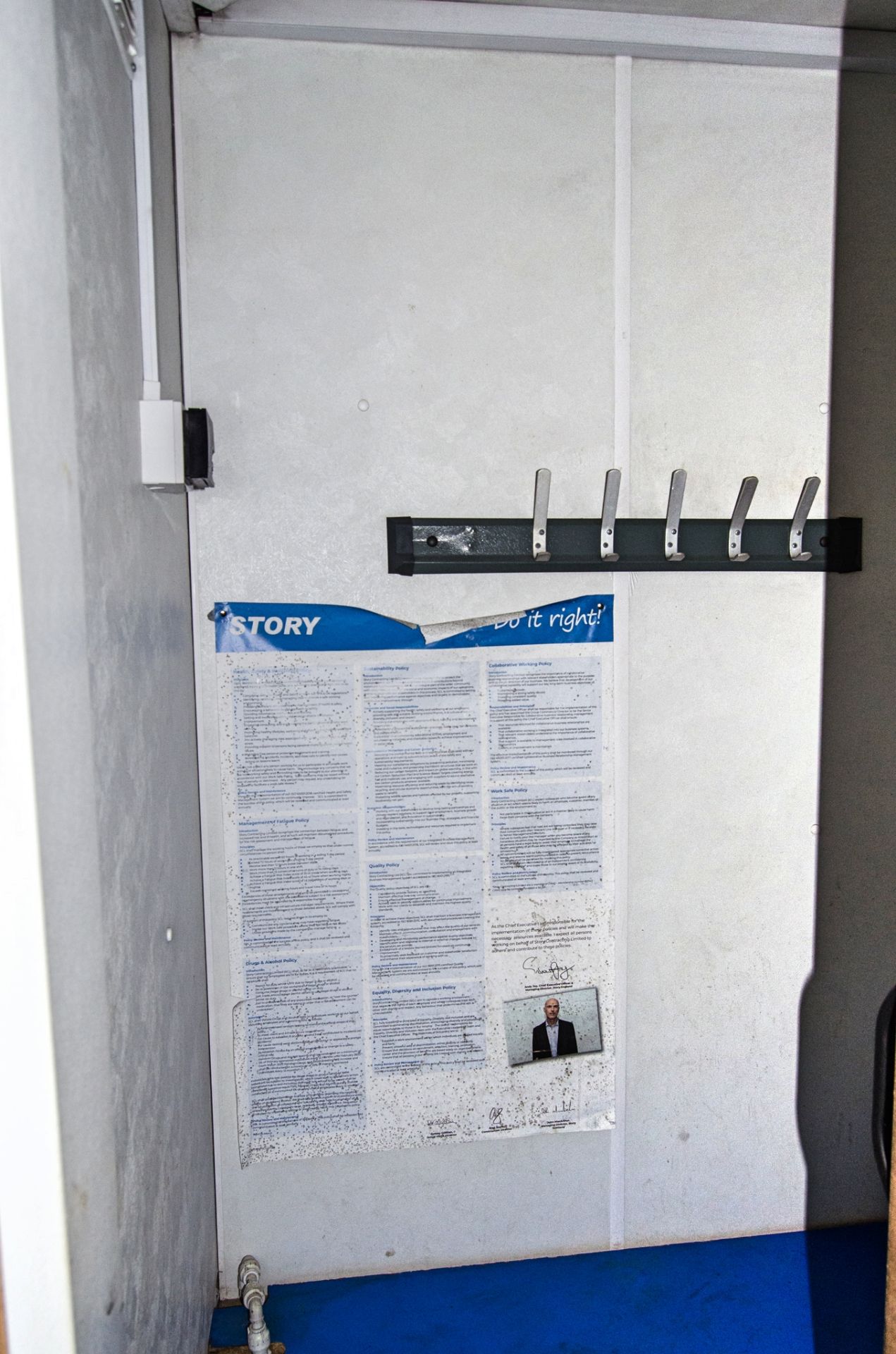 24ft x 9ft steel anti-vandal welfare site unit Comprising canteen area, office, toilet and generator - Image 8 of 12