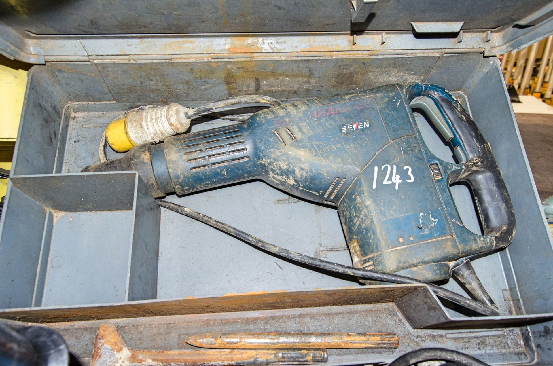 Bosch 110v breaker c/w carry case