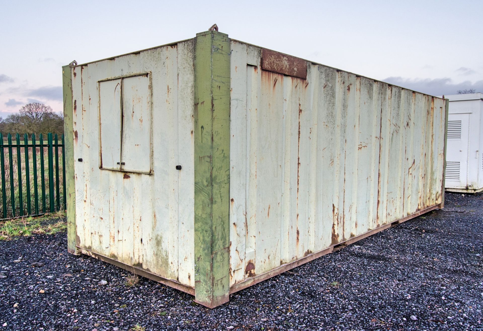 24ft x 9ft steel anti-vandal office unit ** No keys but unlocked ** - Image 4 of 6