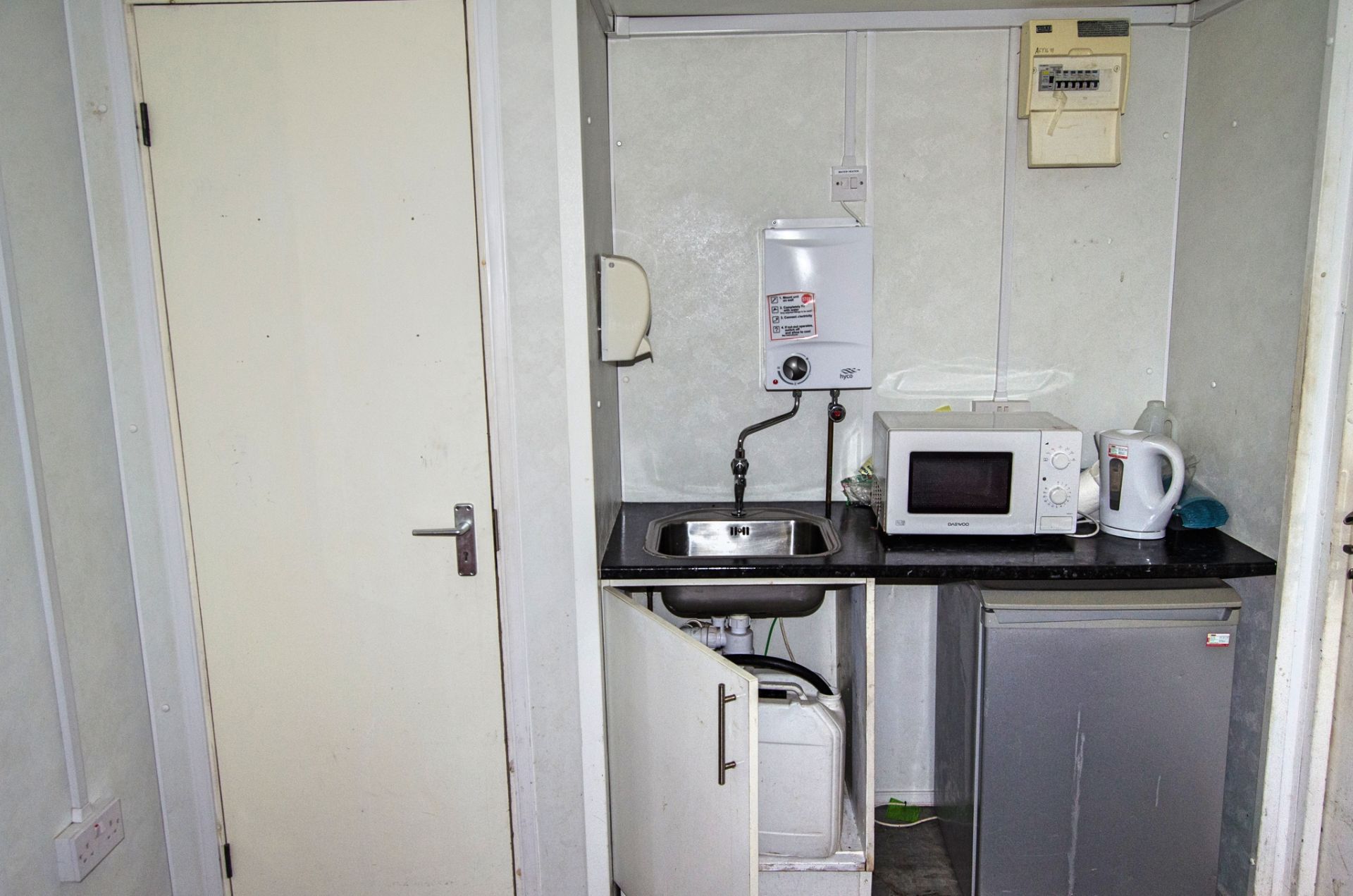 24ft x 9ft steel anti-vandal welfare site unit Comprising of: canteen area, office, toilet & - Image 6 of 10