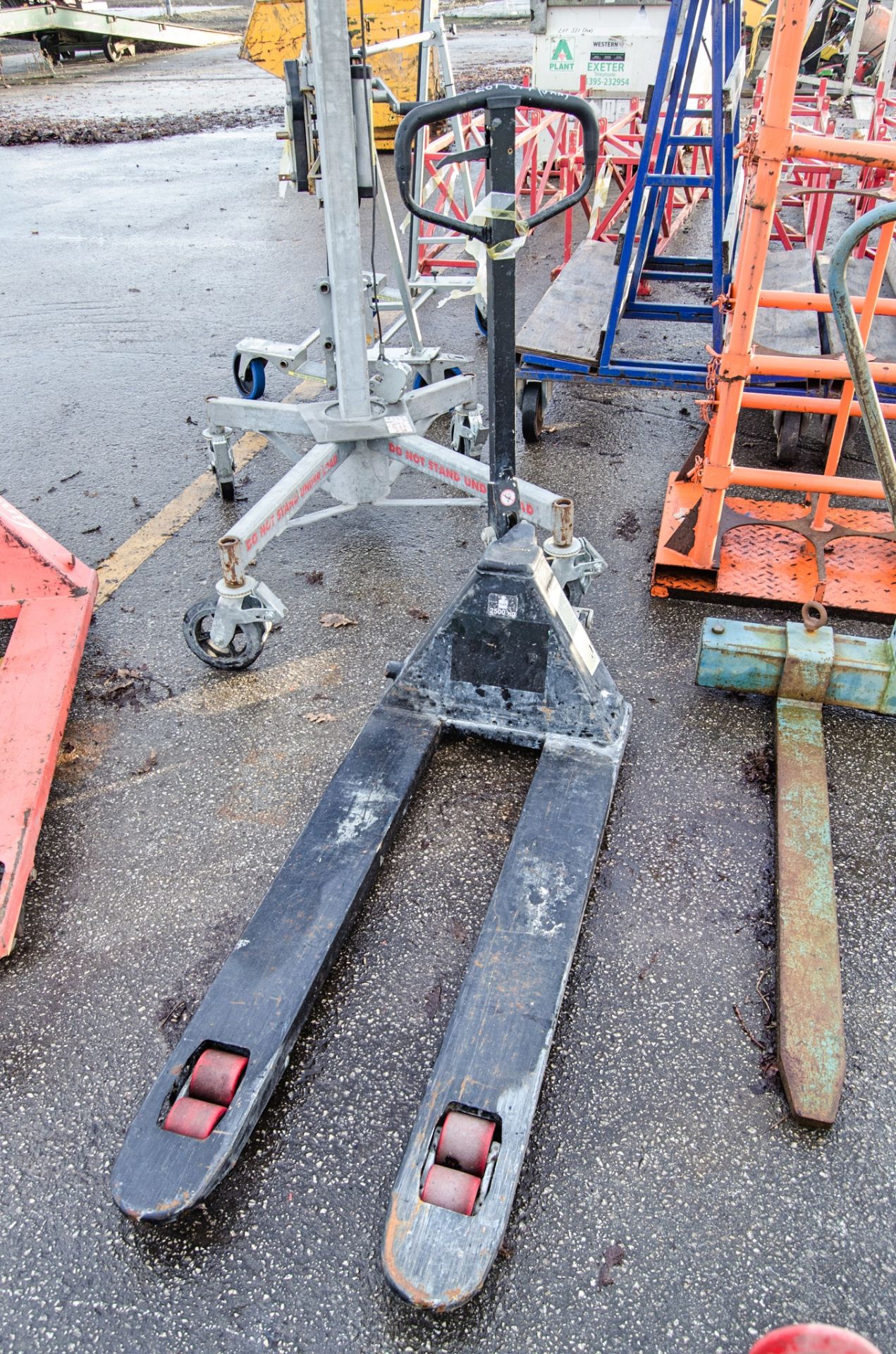 Hand hydraulic pallet truck A1338616