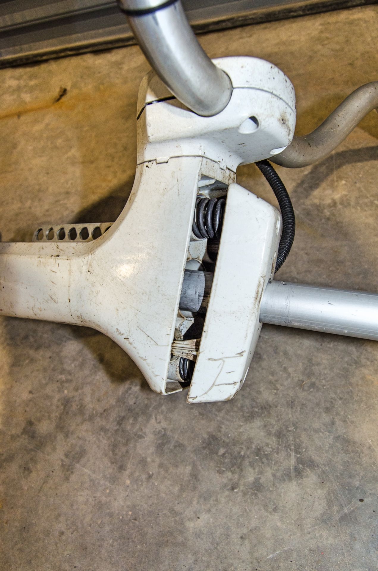 Stihl FS460C petrol driven strimmer A1241760 ** No cutting head & shaft/pole loose ** - Image 3 of 3