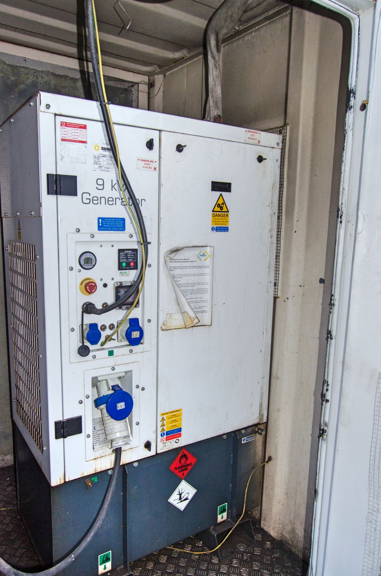 21ft x 9ft steel anti-vandal welfare site unit Comprising canteen area, toilet and generator room - Image 8 of 10