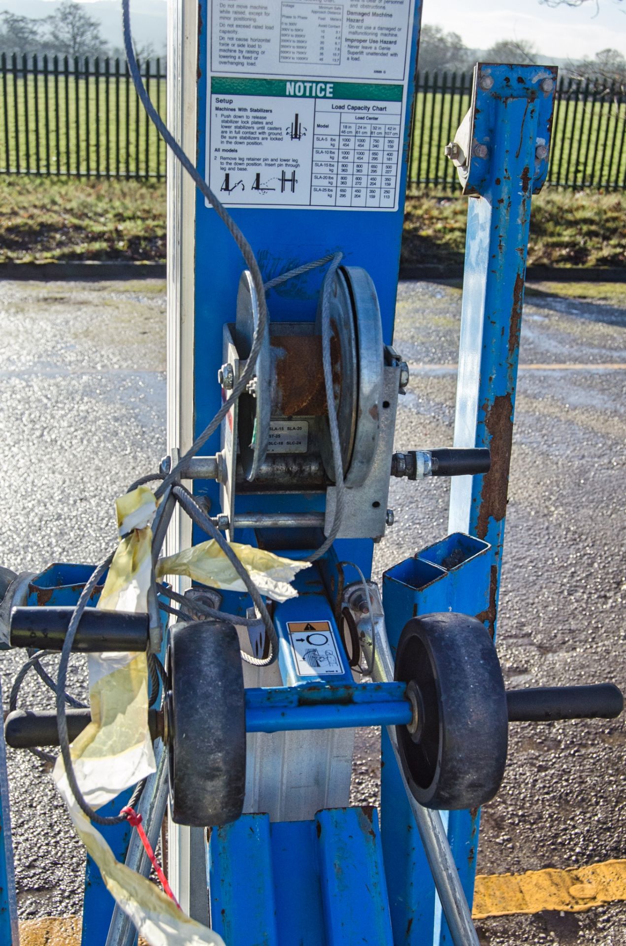 Genie SLA20 manual material hoist c/w forks ** Wire snapped ** A608744 - Image 3 of 3