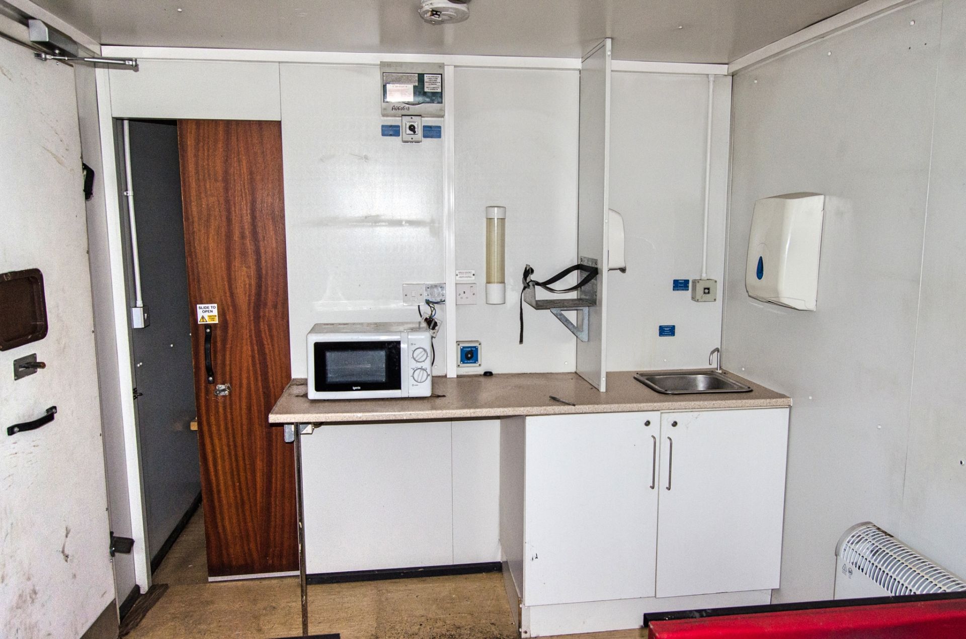 21ft x 9ft steel anti-vandal welfare site unit Comprising canteen area, toilet and generator room - Image 6 of 9
