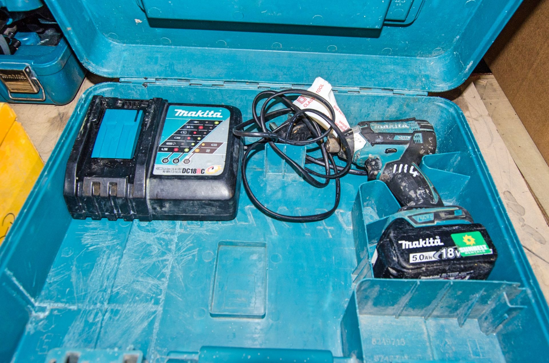 Makita DTD152 18v cordless screw gun c/w battery, charger and carry case A382884