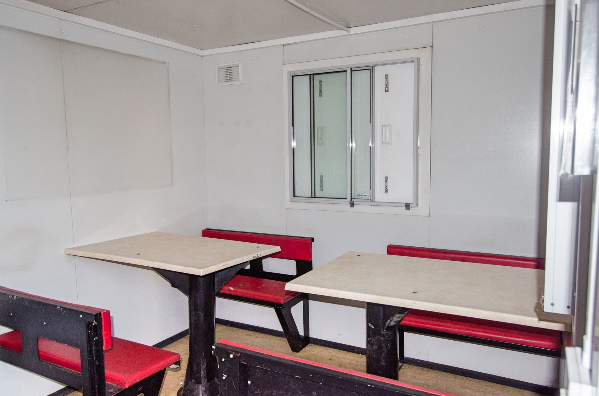 21ft x 9ft steel anti-vandal welfare site unit Comprising canteen area, toilet and generator room - Image 5 of 9