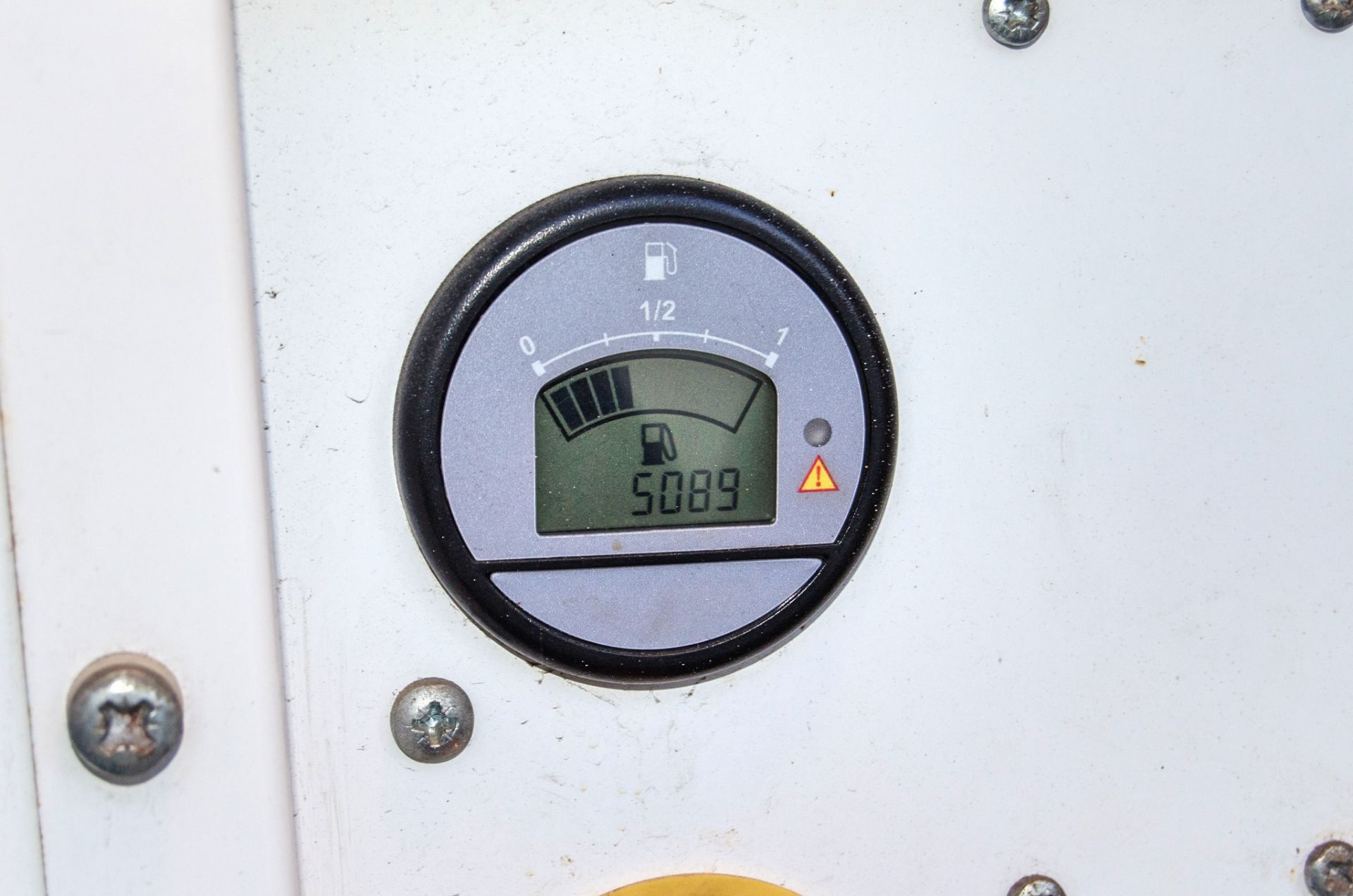 21ft x 9ft steel anti-vandal welfare site unit Comprising canteen area, toilet and generator room - Image 10 of 10