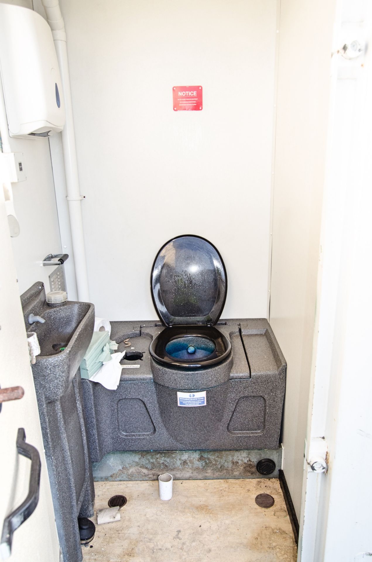 21ft x 9ft steel anti-vandal welfare site unit Comprising of: canteen area, toilet & generator - Image 8 of 10