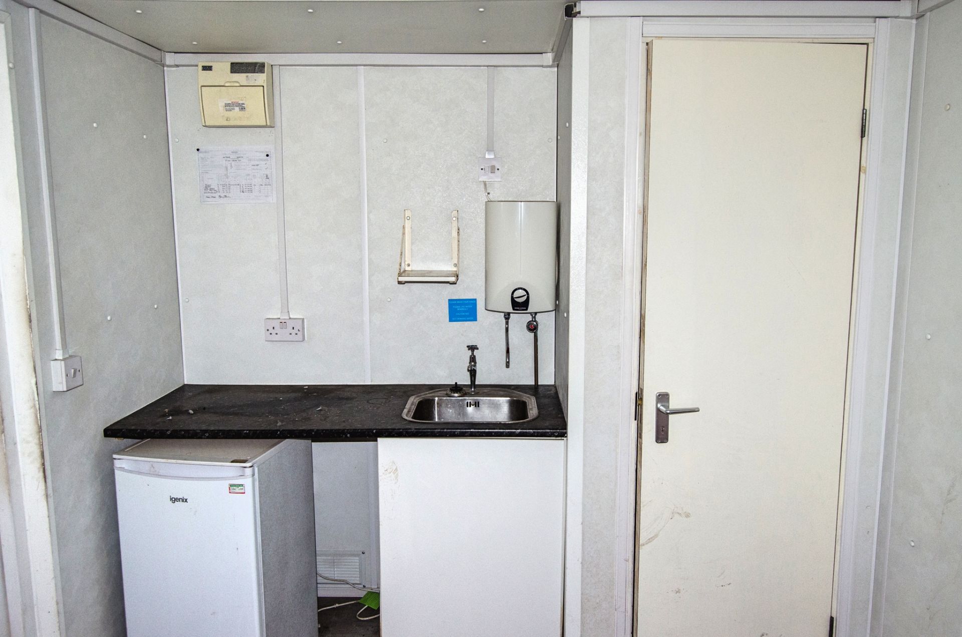 24ft x 9ft steel anti-vandal welfare site unit Comprising of: canteen area, office, toilet & - Image 6 of 10