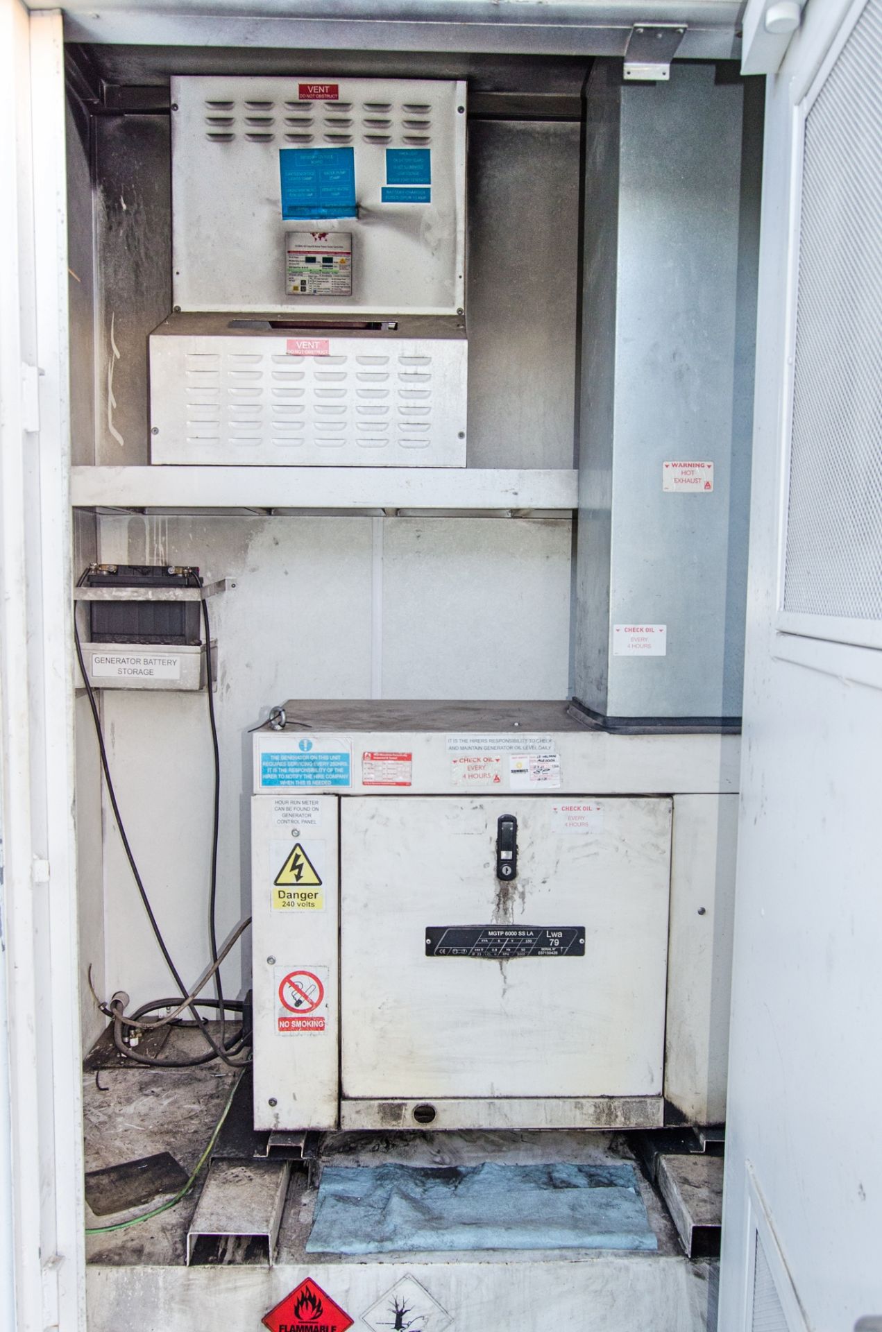 24ft x 9ft steel anti-vandal welfare site unit Comprising canteen area, office, toilet and generator - Image 11 of 12