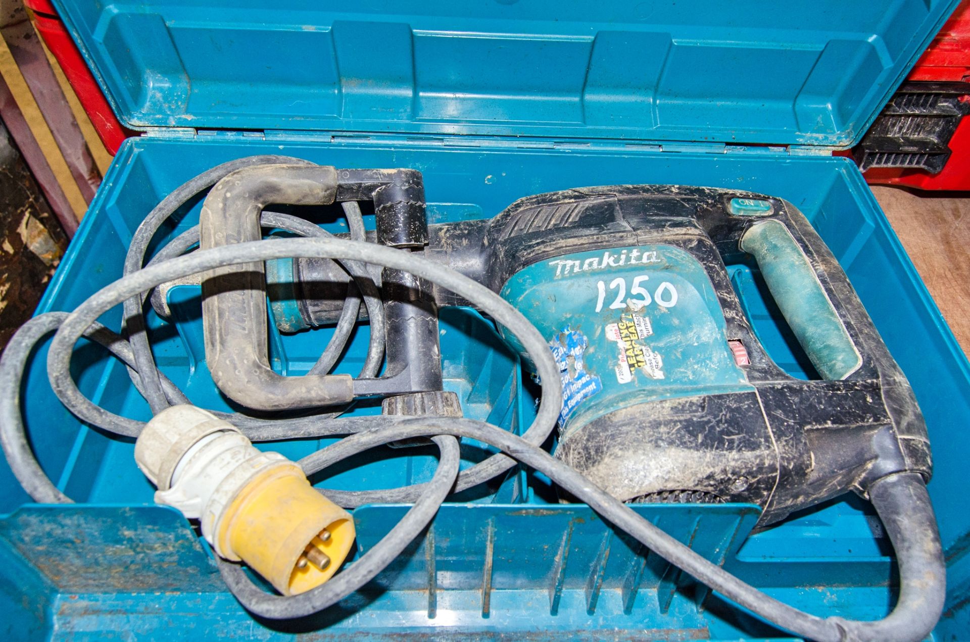 Makita HM0870C 110v breaker c/w carry case