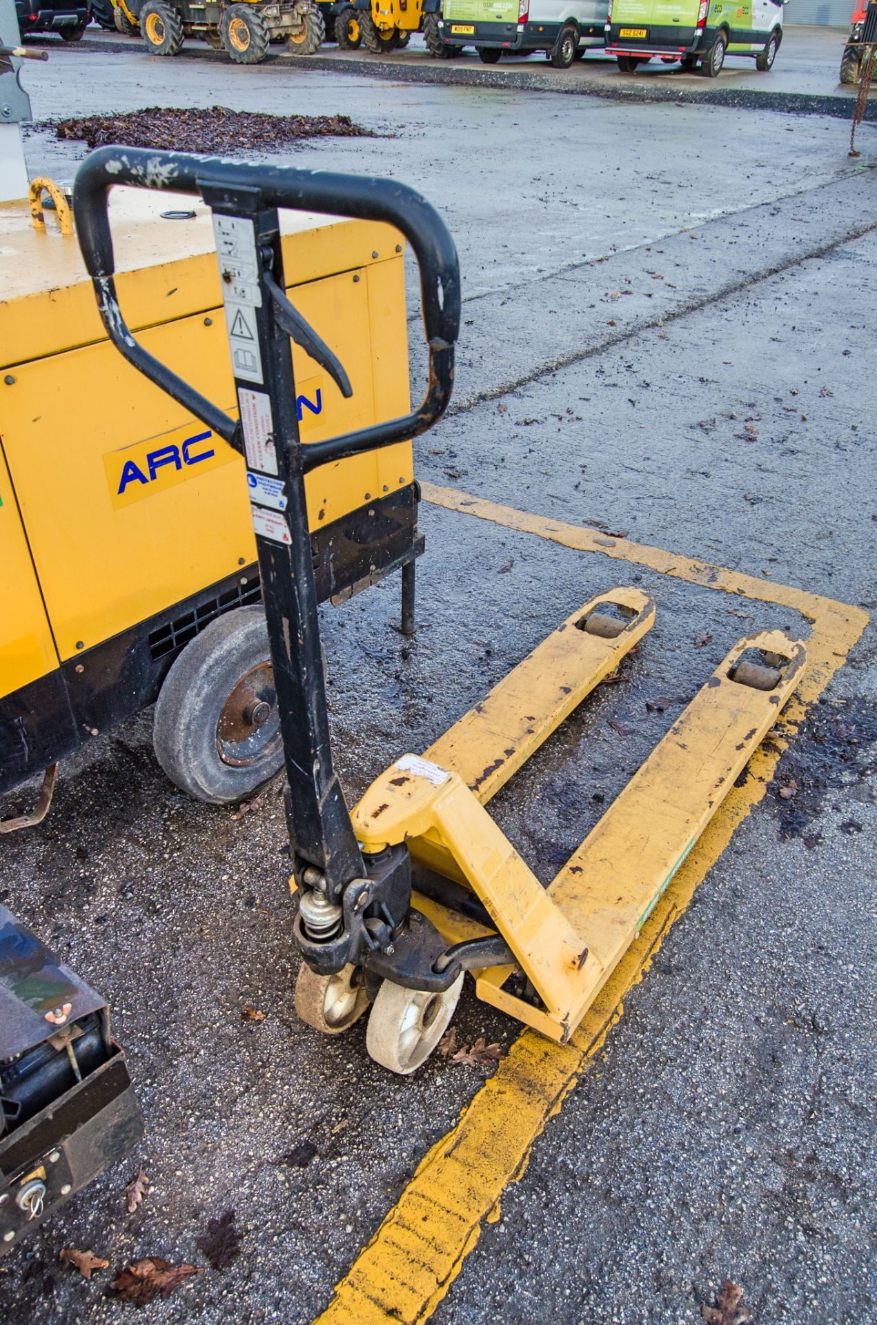 Hand hydraulic pallet truck A948122 - Image 2 of 2