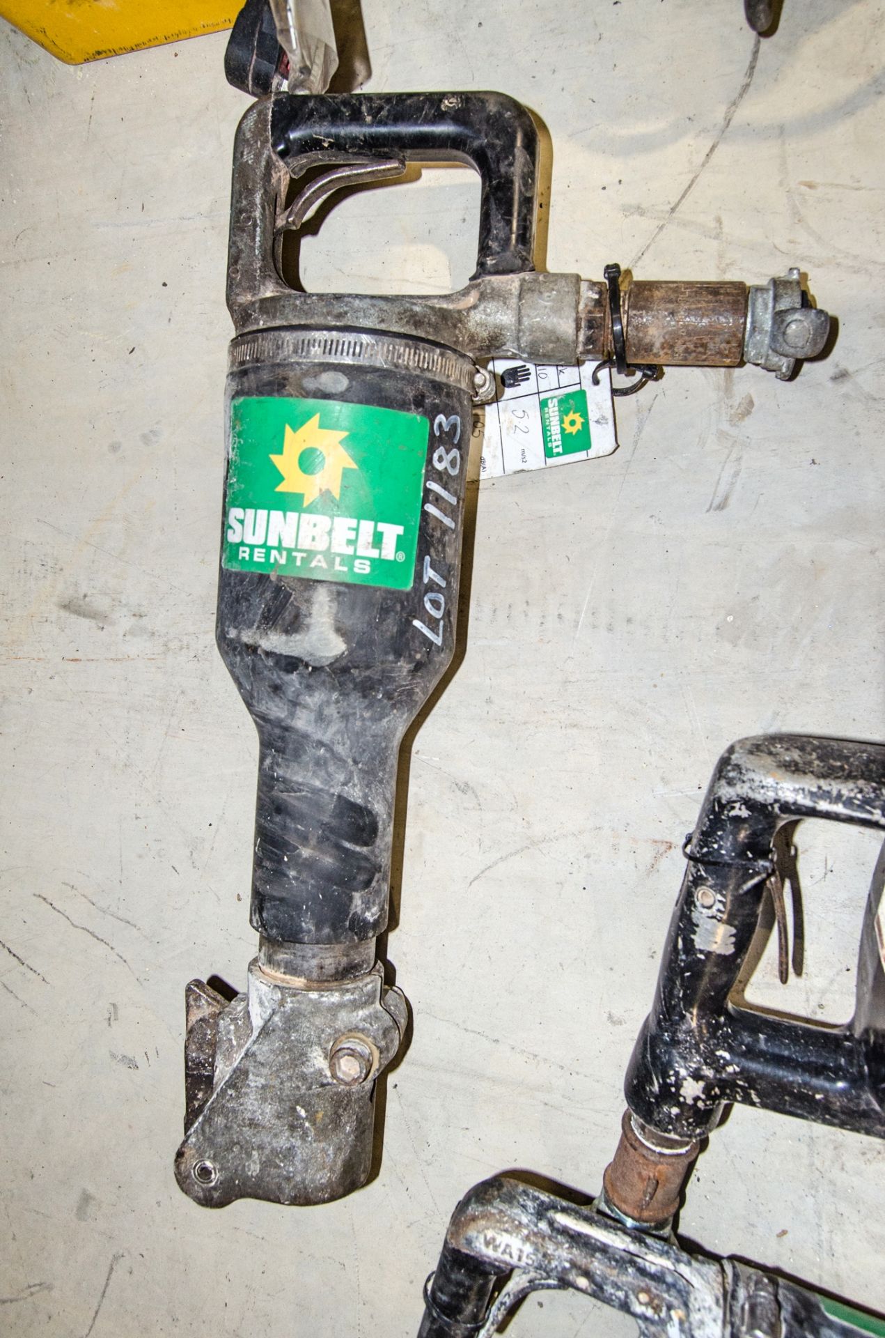 Pneumatic breaker A1082910