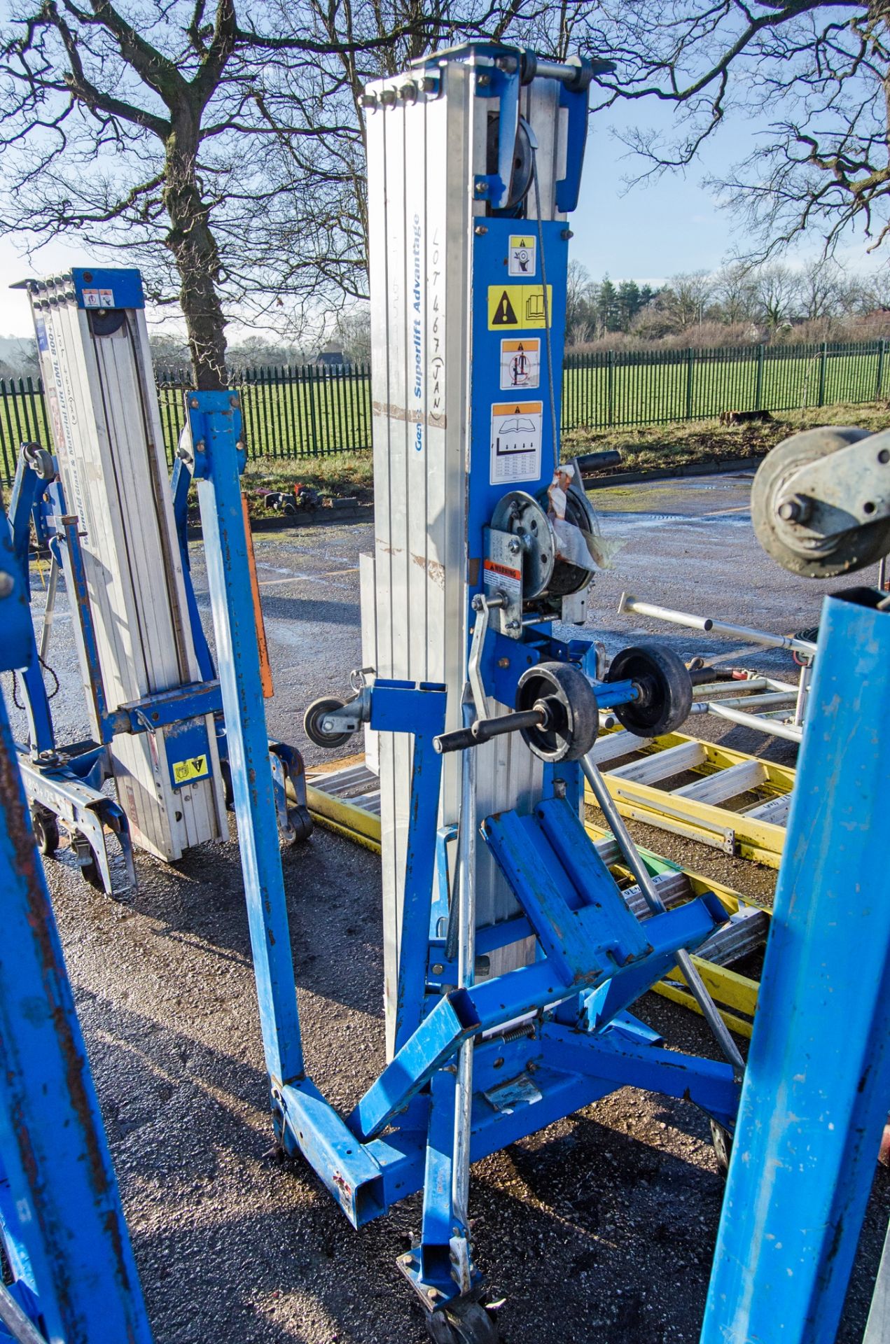 Genie SLA20 manual material hoist c/w forks A765999 - Image 2 of 2