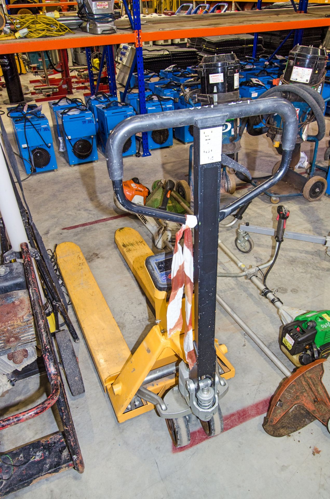 Hand hydraulic pallet truck c/w scale A1283163 - Image 2 of 3