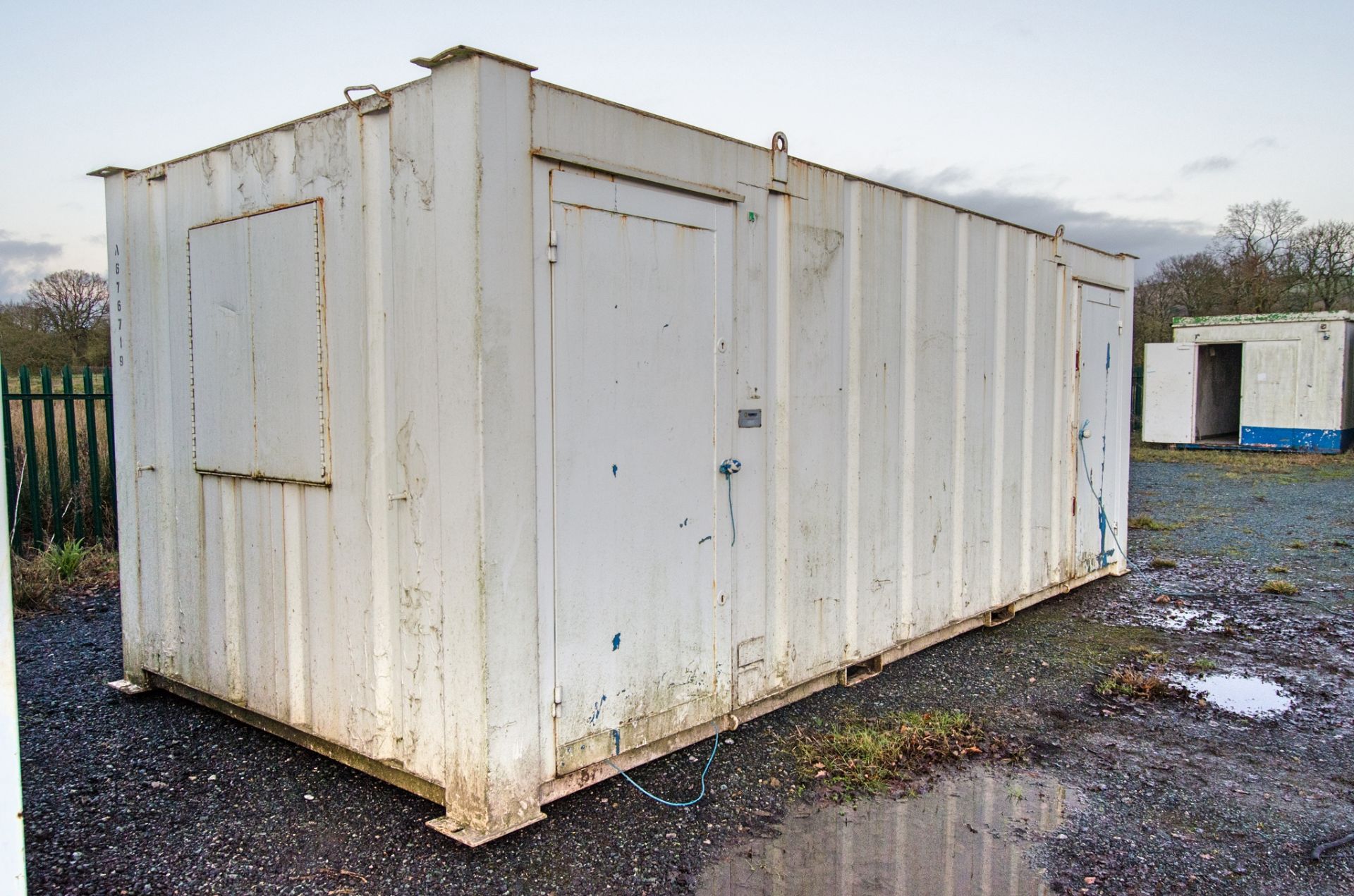 21ft x 9ft steel anti-vandal welfare site unit Comprising canteen area, toilet and generator room - Image 2 of 11