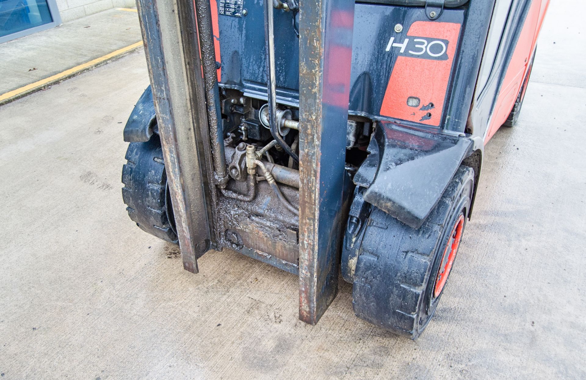 Linde H30D 3 tonne diesel driven fork lift truck Year: 2006 S/N: T00856 Recorded Hours: 9500 - Image 12 of 22