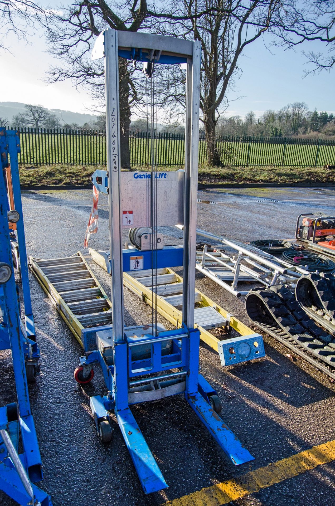 Genie manual material hoist c/w forks A784167