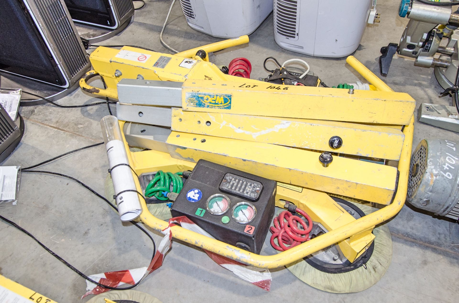 Woods Power Grip battery electric suction lifter c/w charger A958690