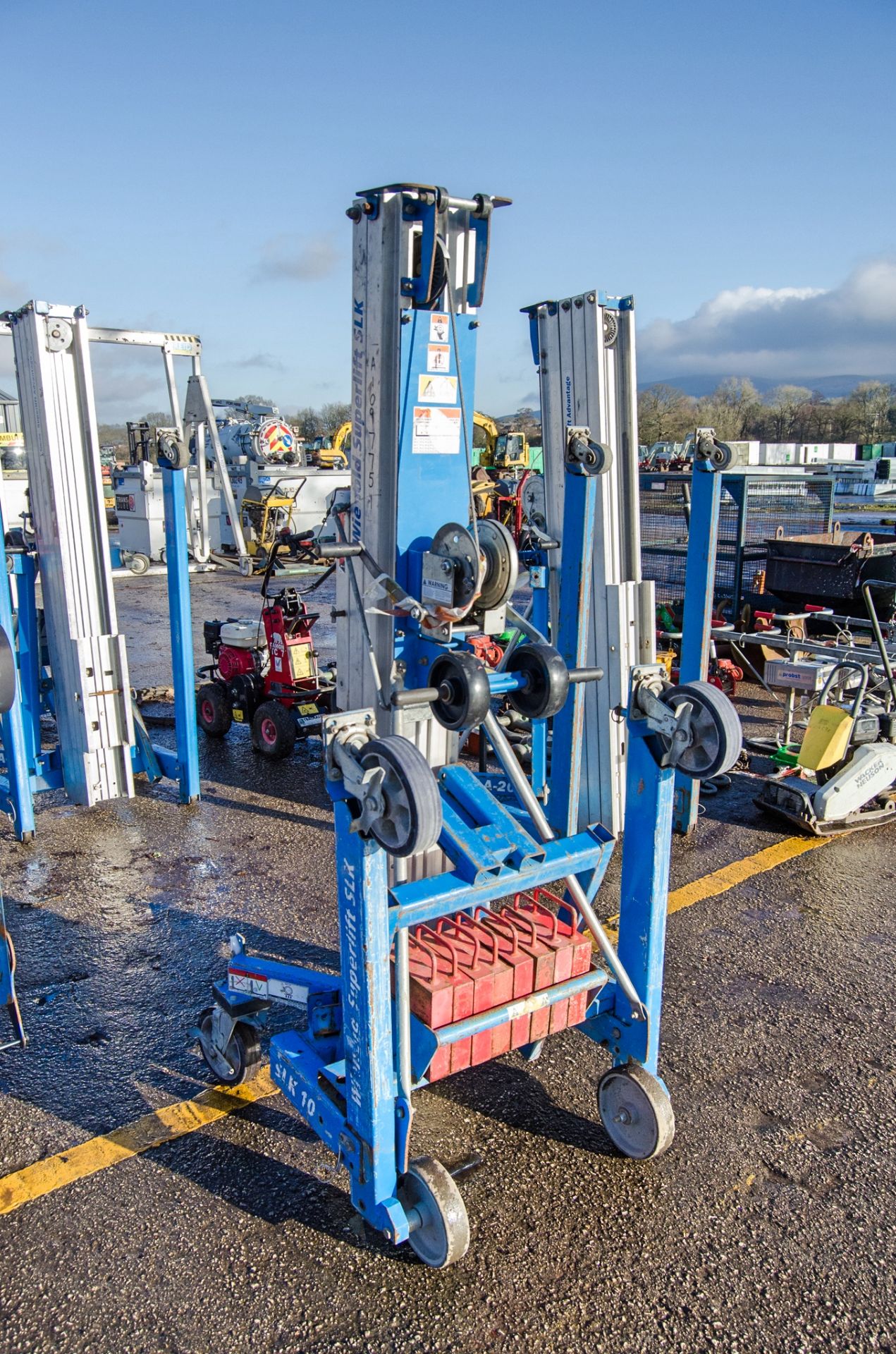 Genie SLA10 manual material hoist c/w forks and weights A109775 - Image 2 of 2