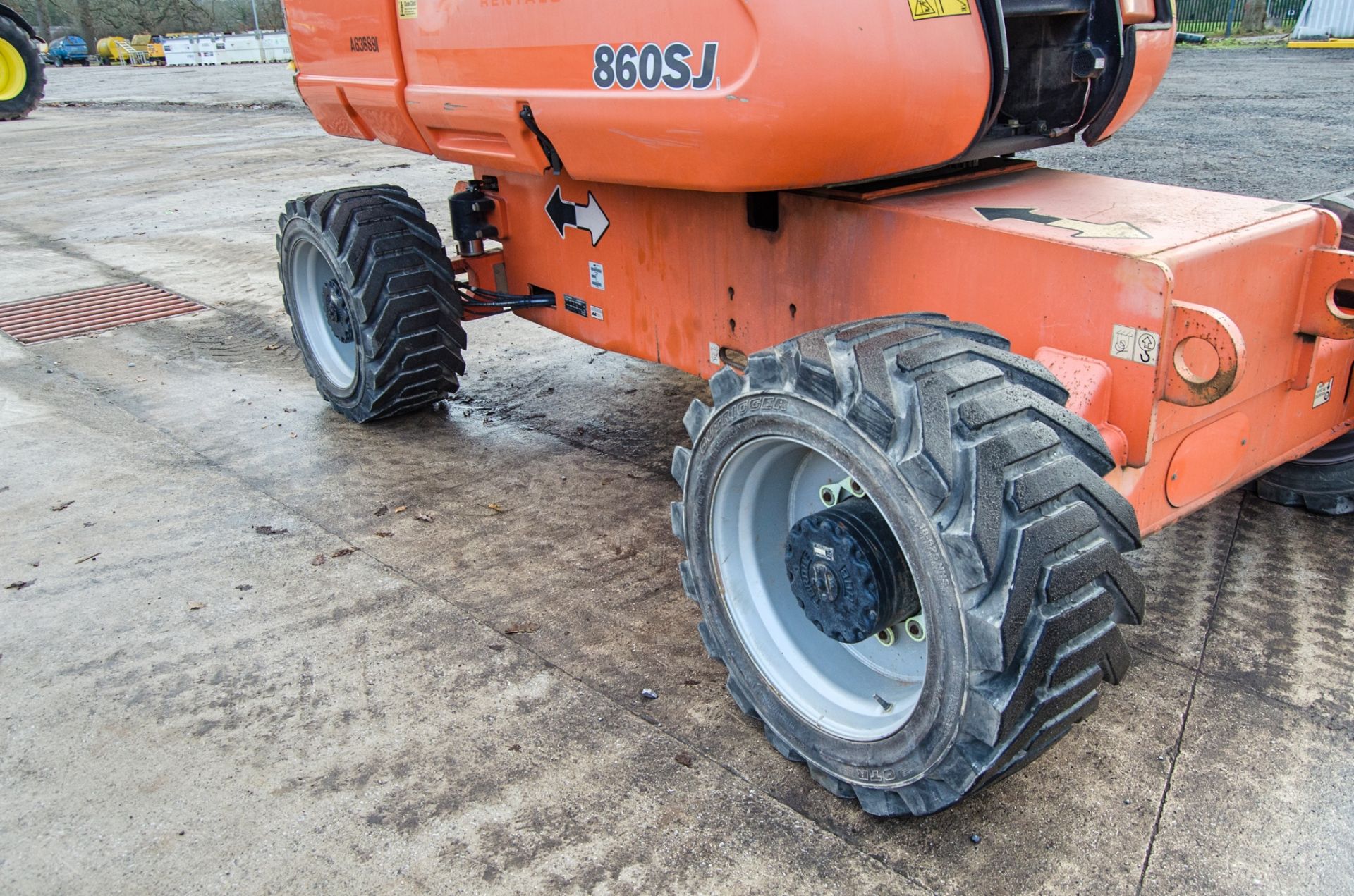 JLG 860 SJ diesel driven articulated boom access platform Year: 2014 S/N: 0300190882 Recorded Hours: - Image 9 of 20