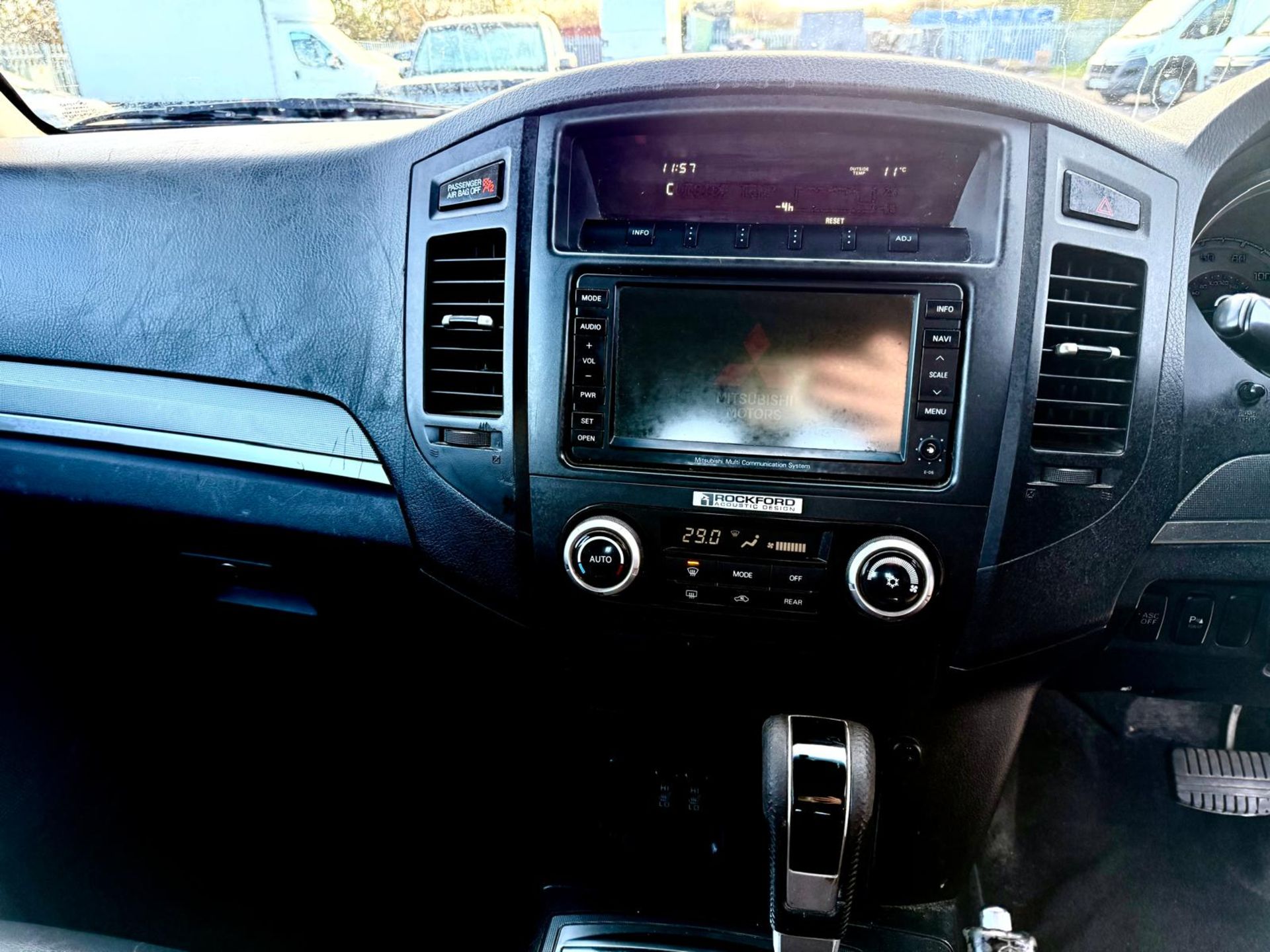 **ON SALE**Mitsubishi Shogun 3.2 DI-DC 197 Elegance 2011 '11 Reg' 4WD - Sat Nav - A/C - 7 Seats - Image 17 of 19