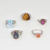 Fünf Silberringe mit Besatz