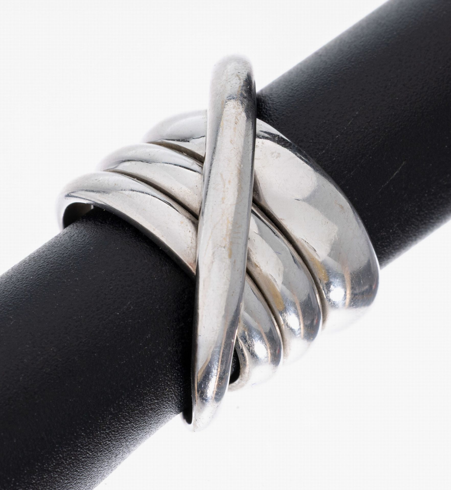 18 kt Gold Ring, WG 750/000, gekreuztes Design, RW 51, ca.