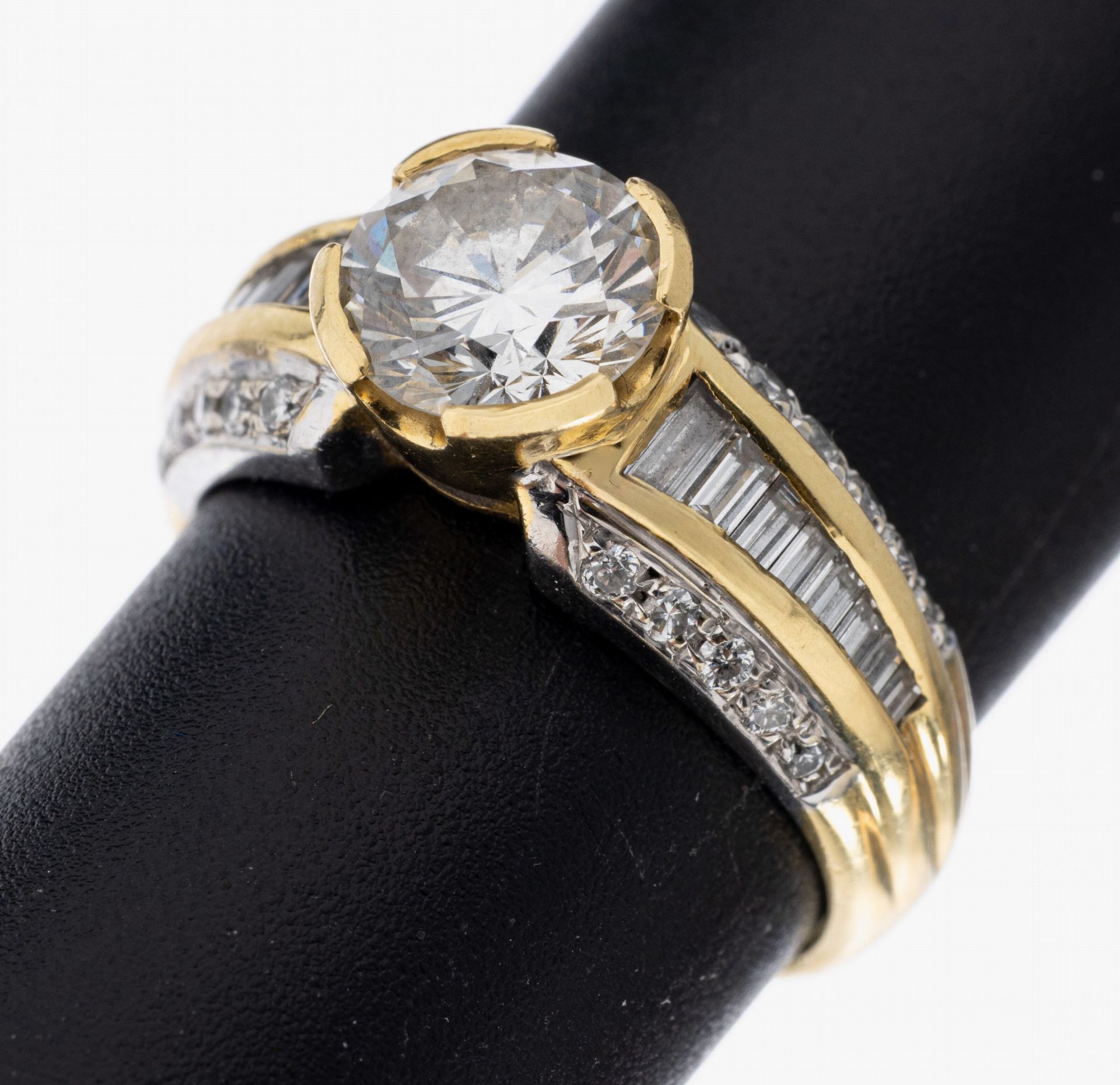 18 kt Gold Diamant-Ring, GG/WG 750/000, mittig Brillant