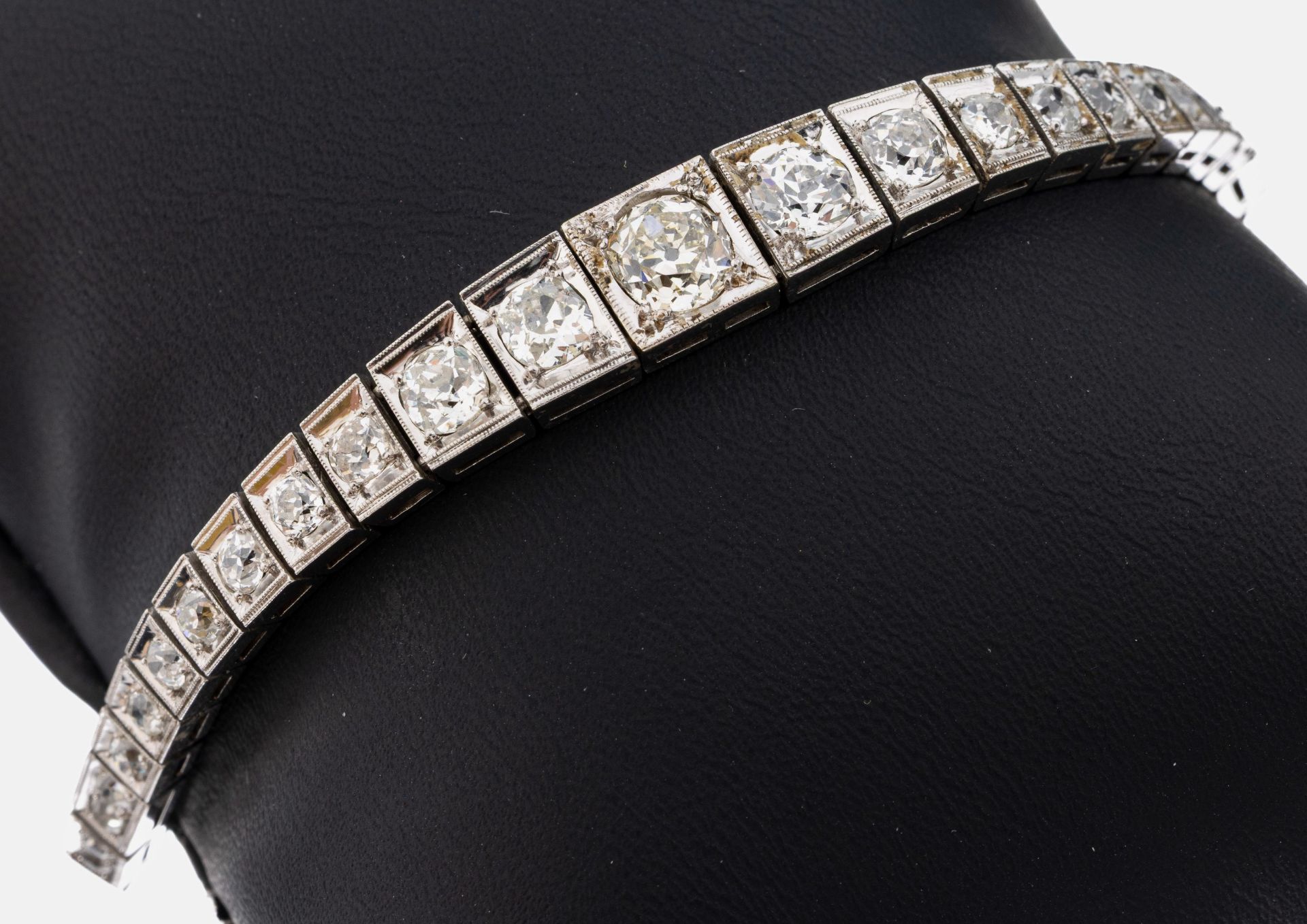 Platin Diamant-Armband, 1930er Jahre, Pt. gepr., mittiger