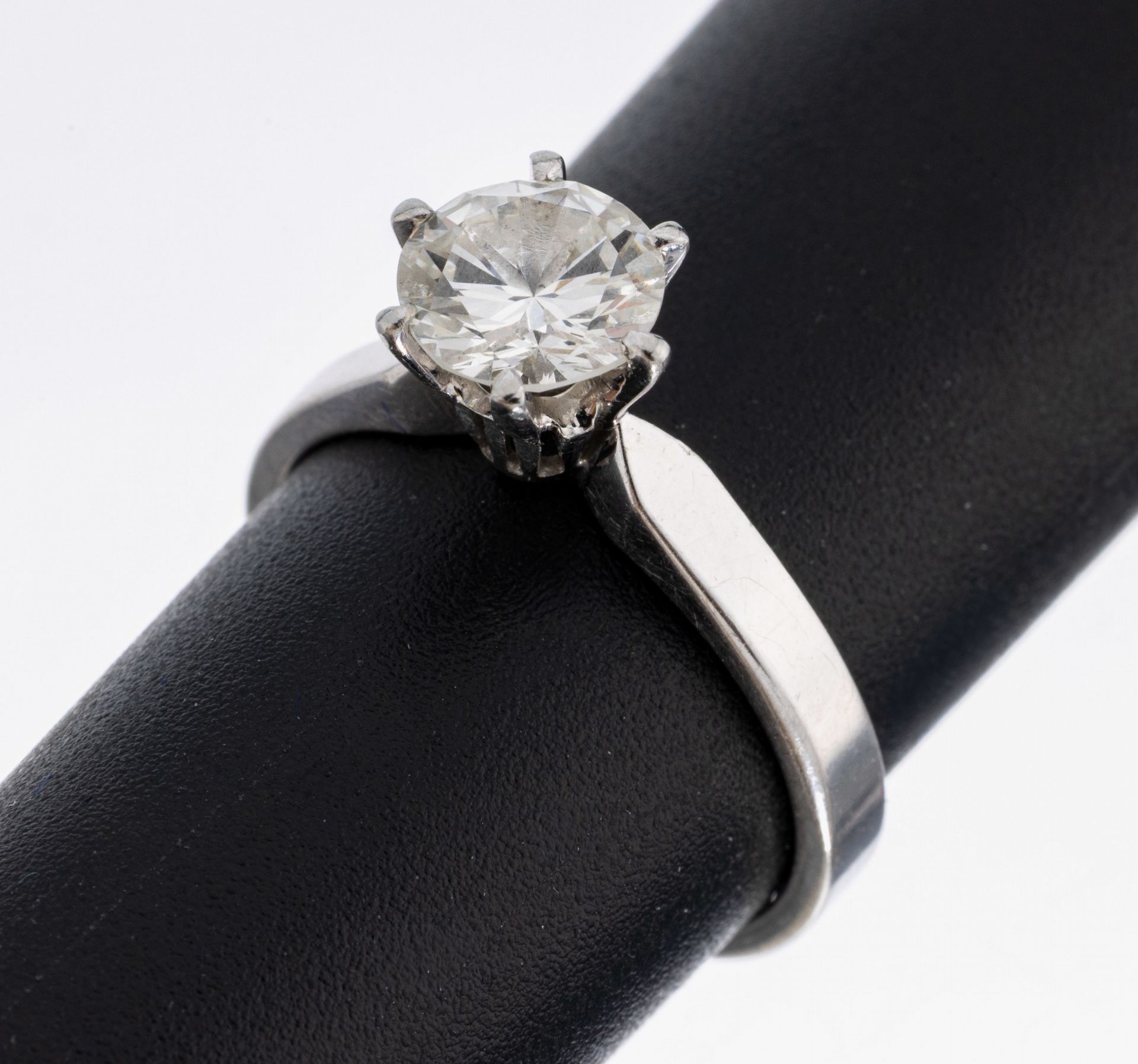 18 kt Gold Brillant-Ring, WG 750/000, Brillant ca. 1.0 ct