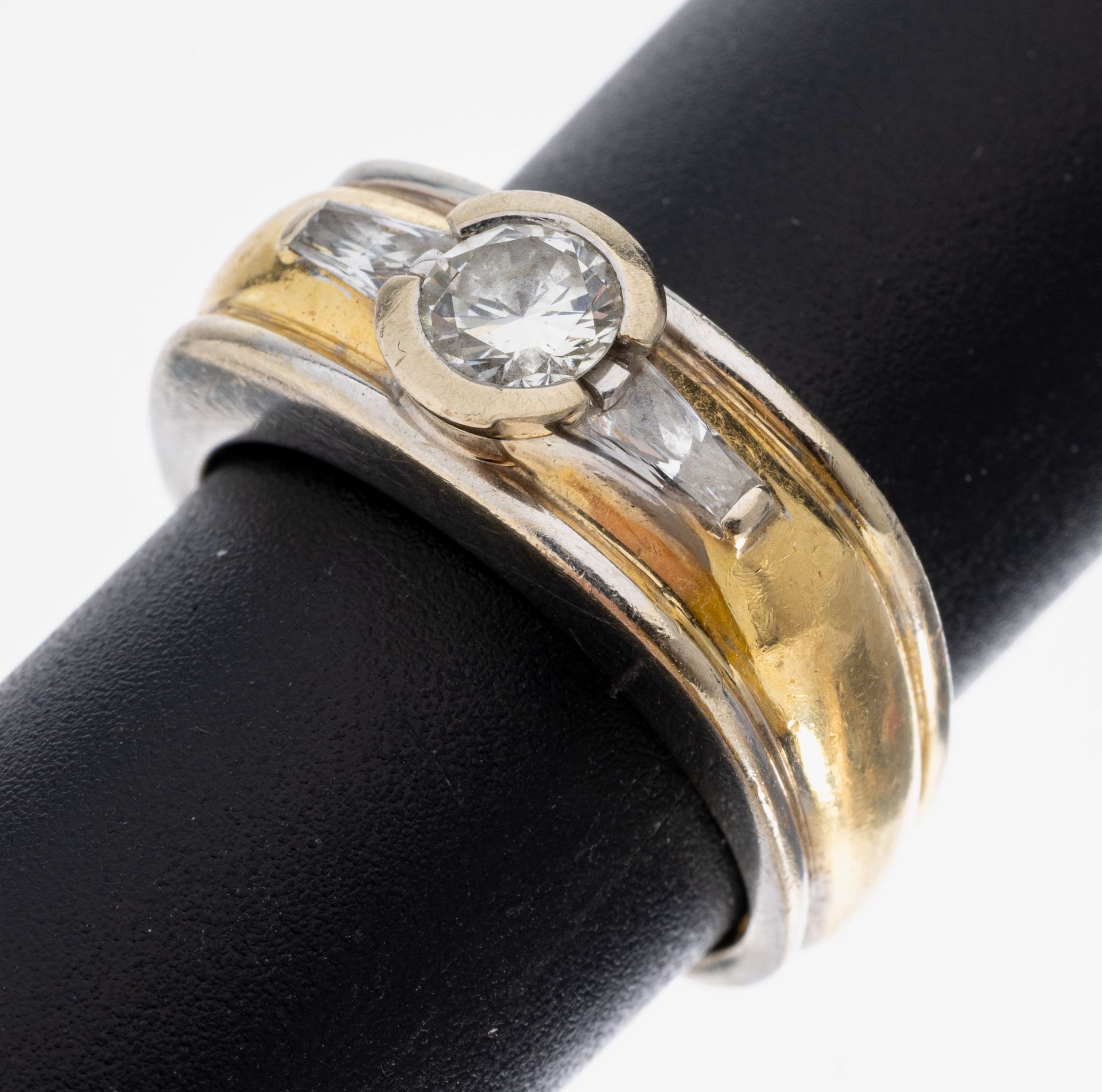 18 kt Gold Diamant-Ring, GG/WG 750/000, mittig Brillant