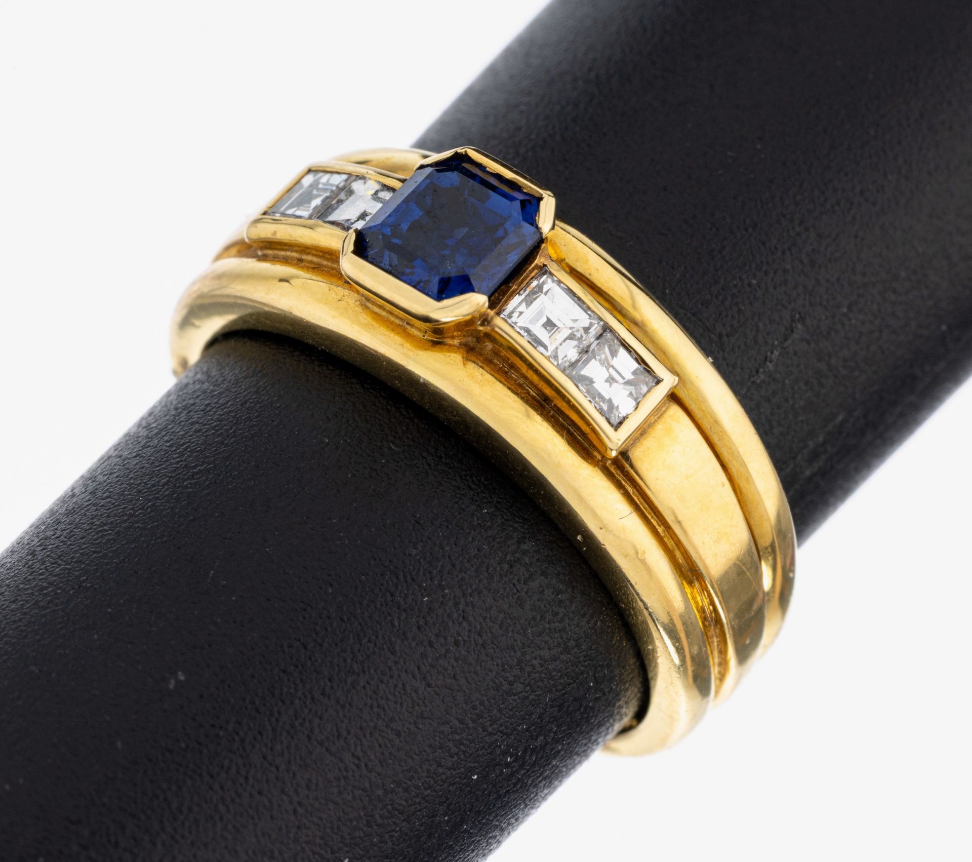 18 kt Gold Saphir-Diamant-Ring, GG 750/000,facett. Saphir