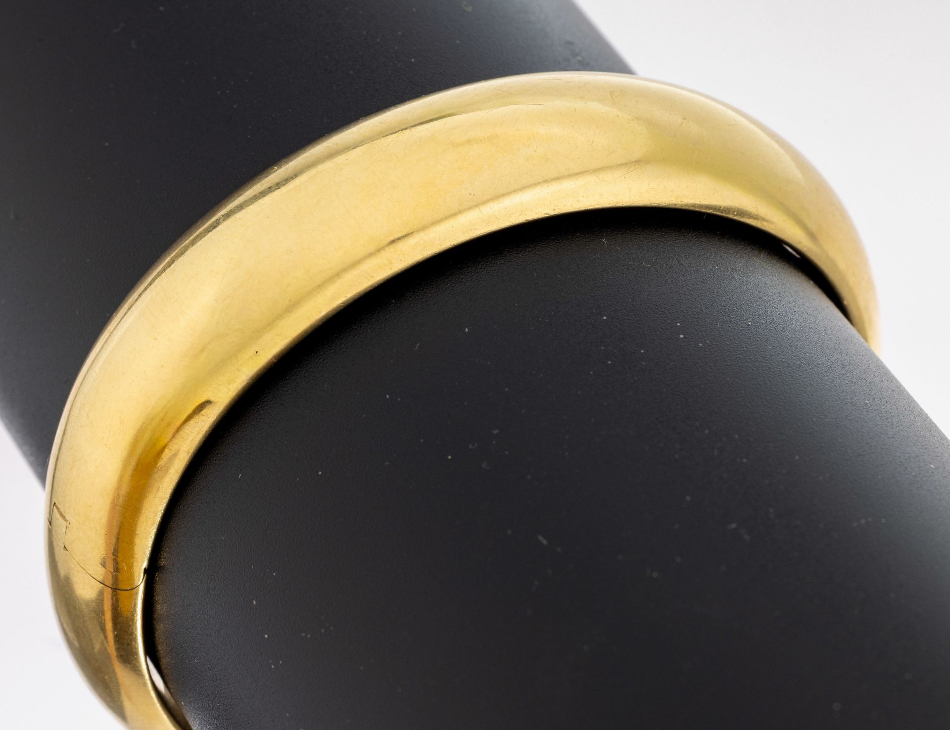 18 kt Gold Armreif, GG 750/000, zeitlose Form, B. ca. 14.6