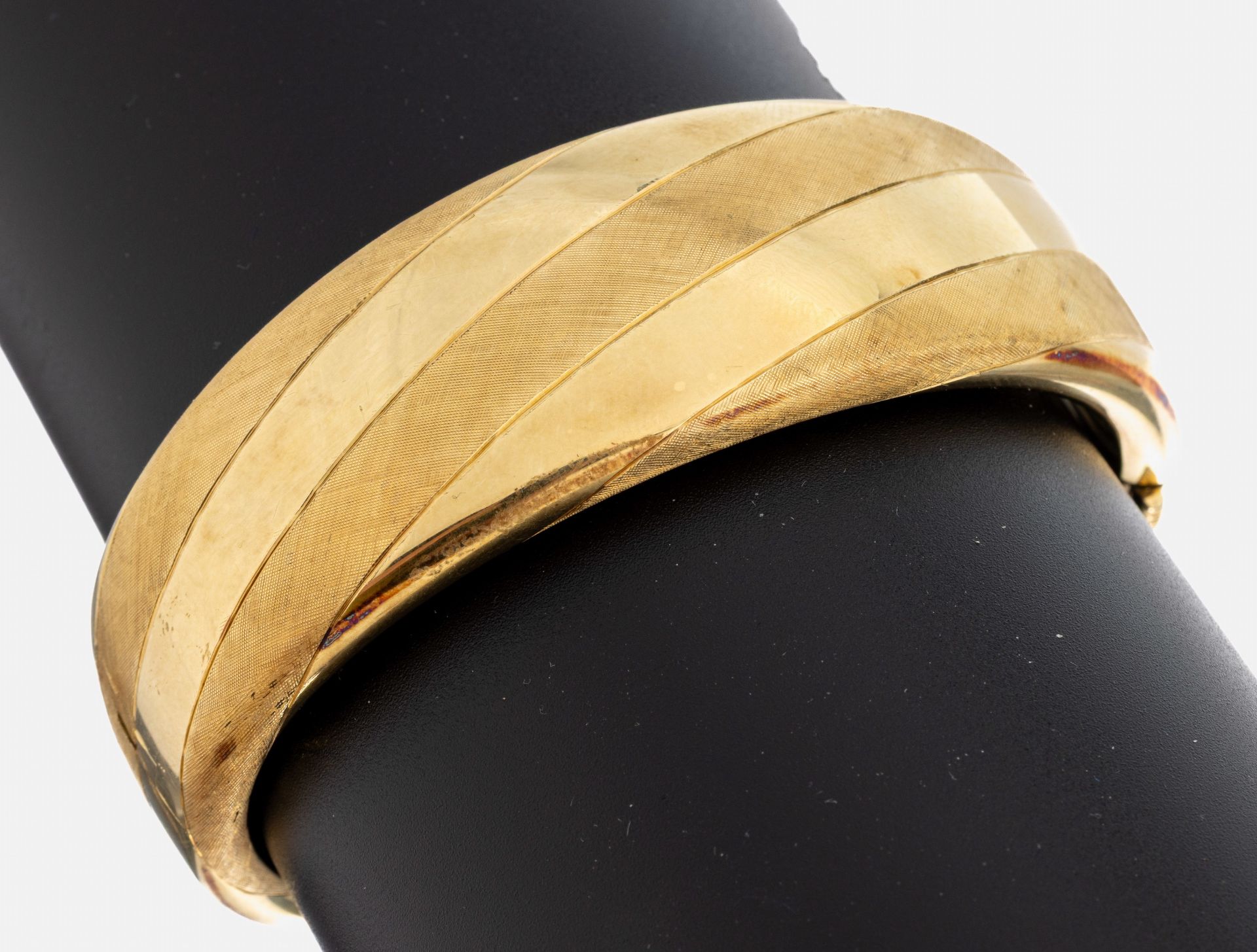 14 kt Gold Armreif, GG 585/00, gefüllt, Oberfläche z.T.