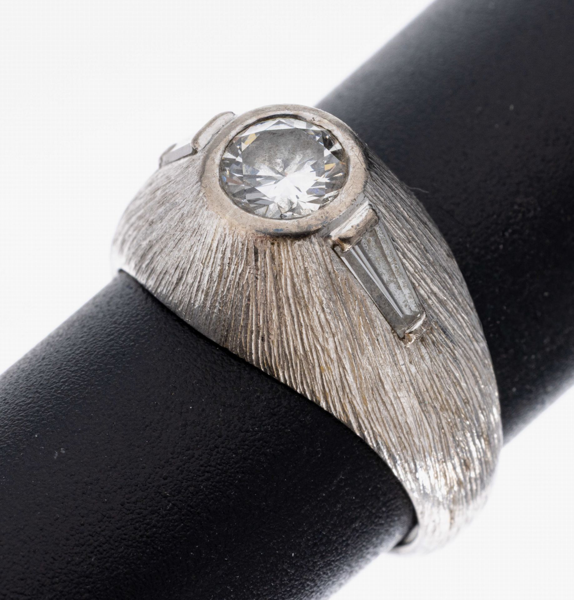 18 kt Gold Diamant-Ring, WG 750/000, Oberfläche