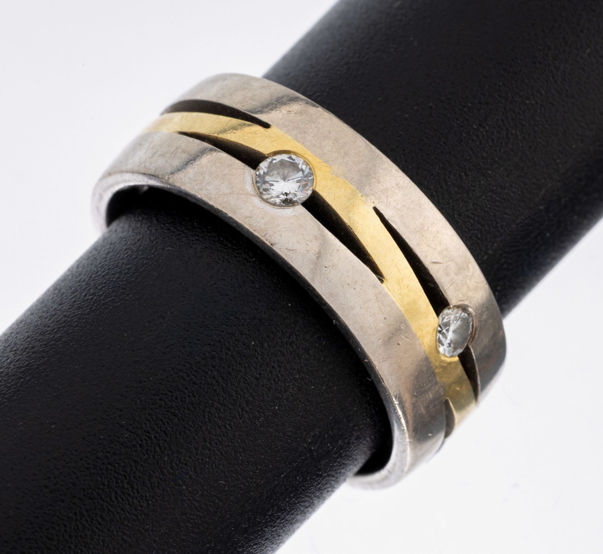 18 kt Gold Brillant-Ring, WG/GG 750/000, außergewöhnliche