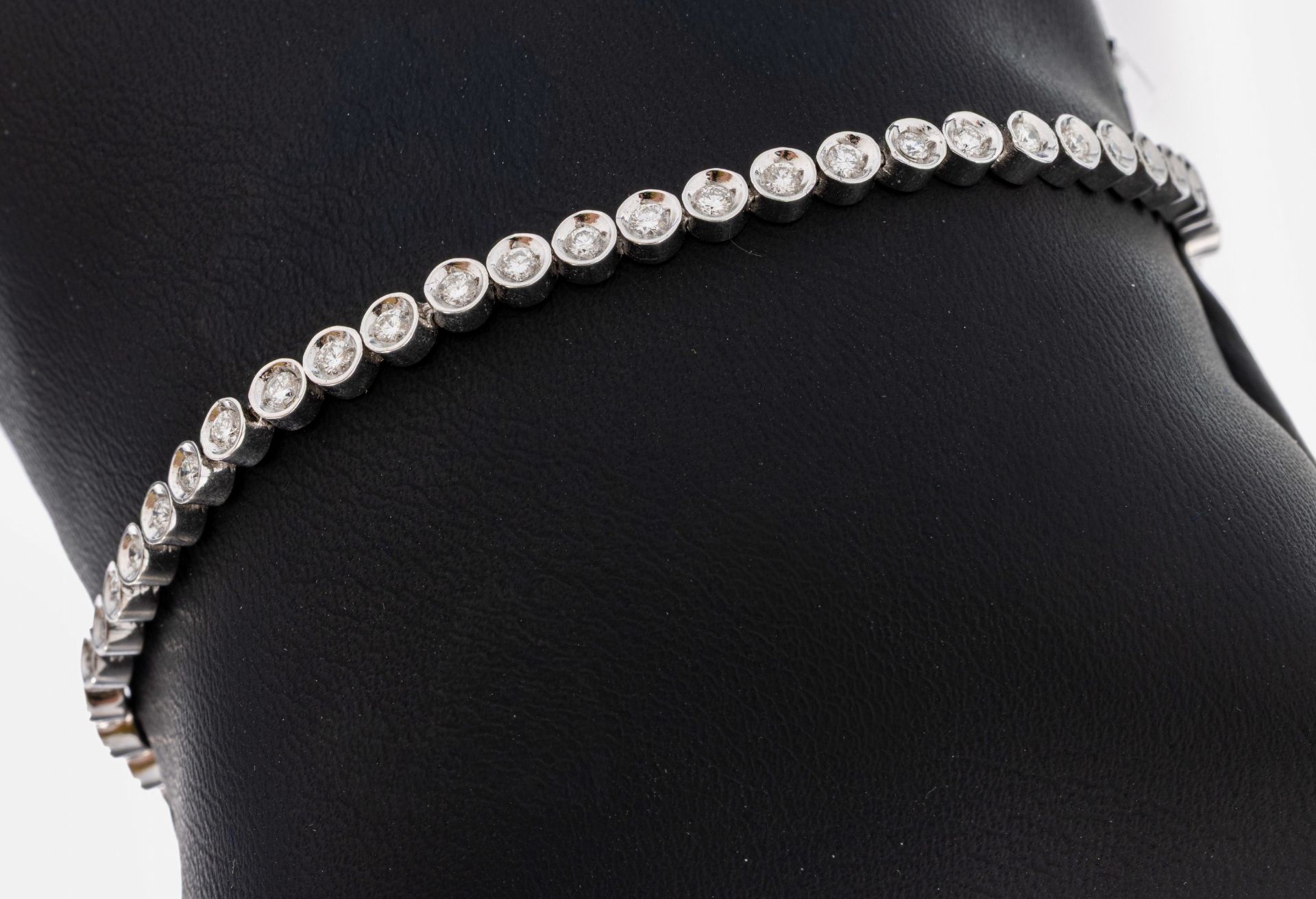 18 kt Gold Brillant-Linienarmband, WG 750/000, Brillanten