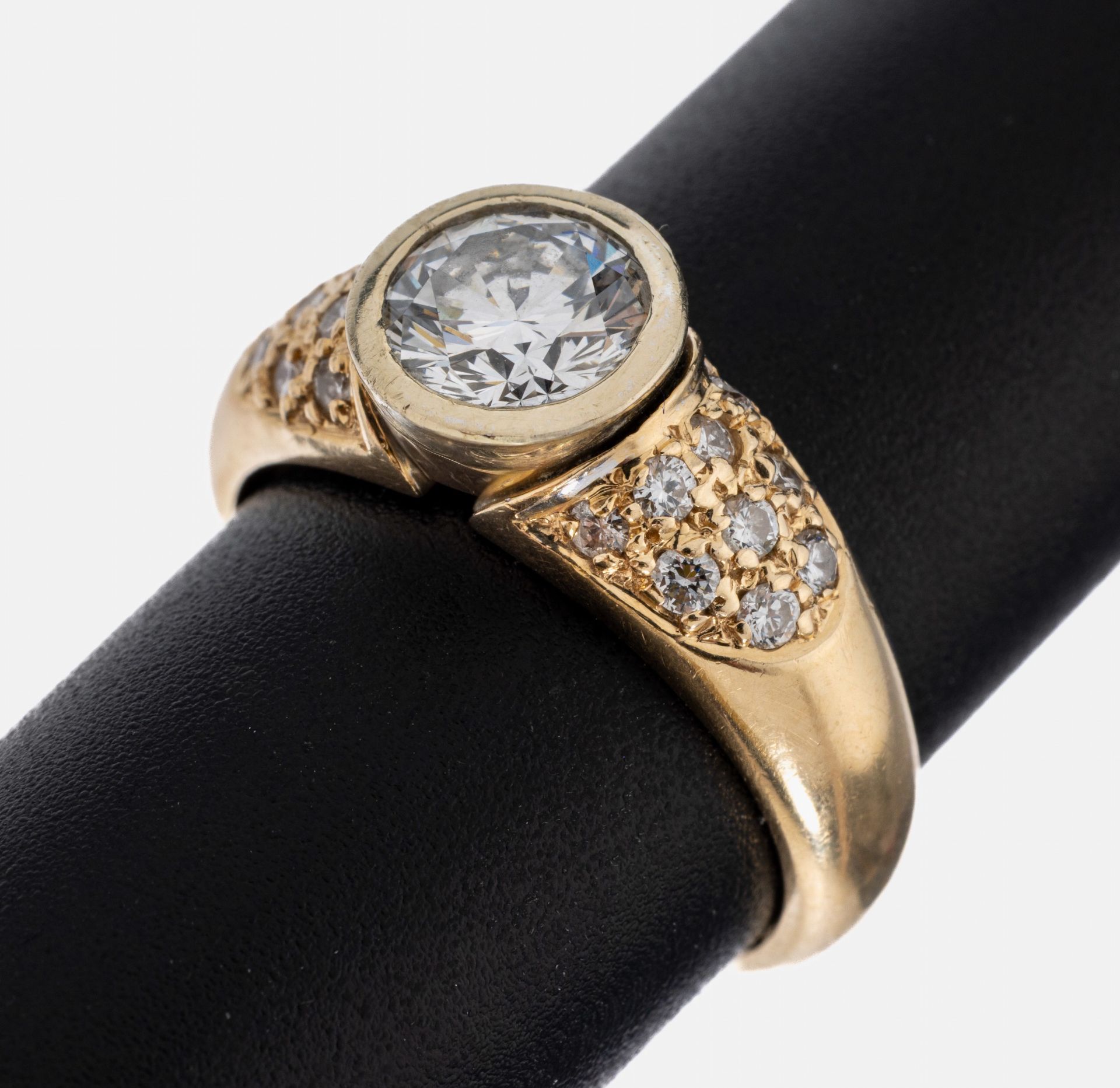 14 kt Gold Brillant-Ring, GG/WG 585/000, mittig in WG