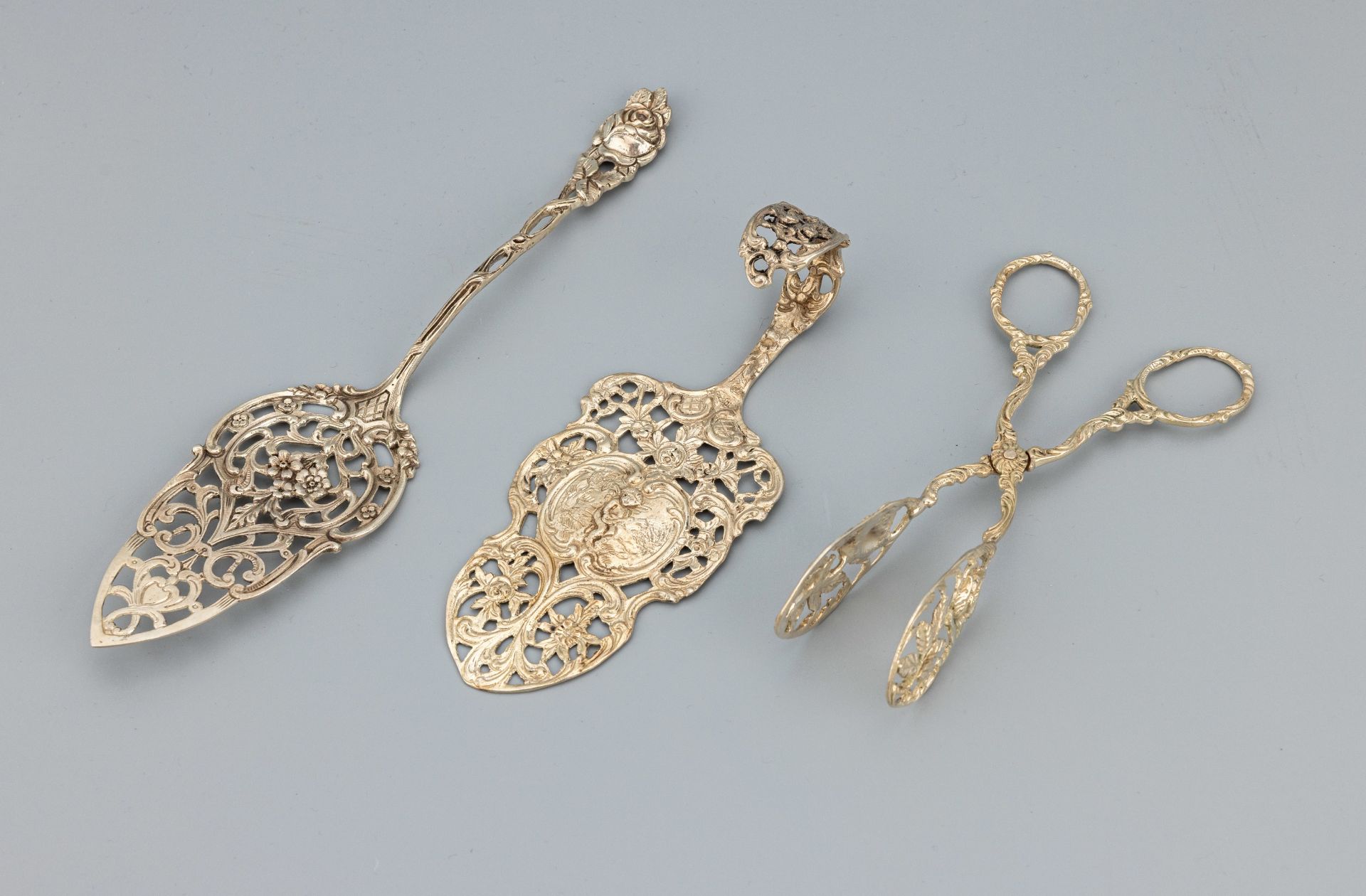 Konvolut 3 Vorlegeteile, best. aus: 2 Pastetenheber, 1 x