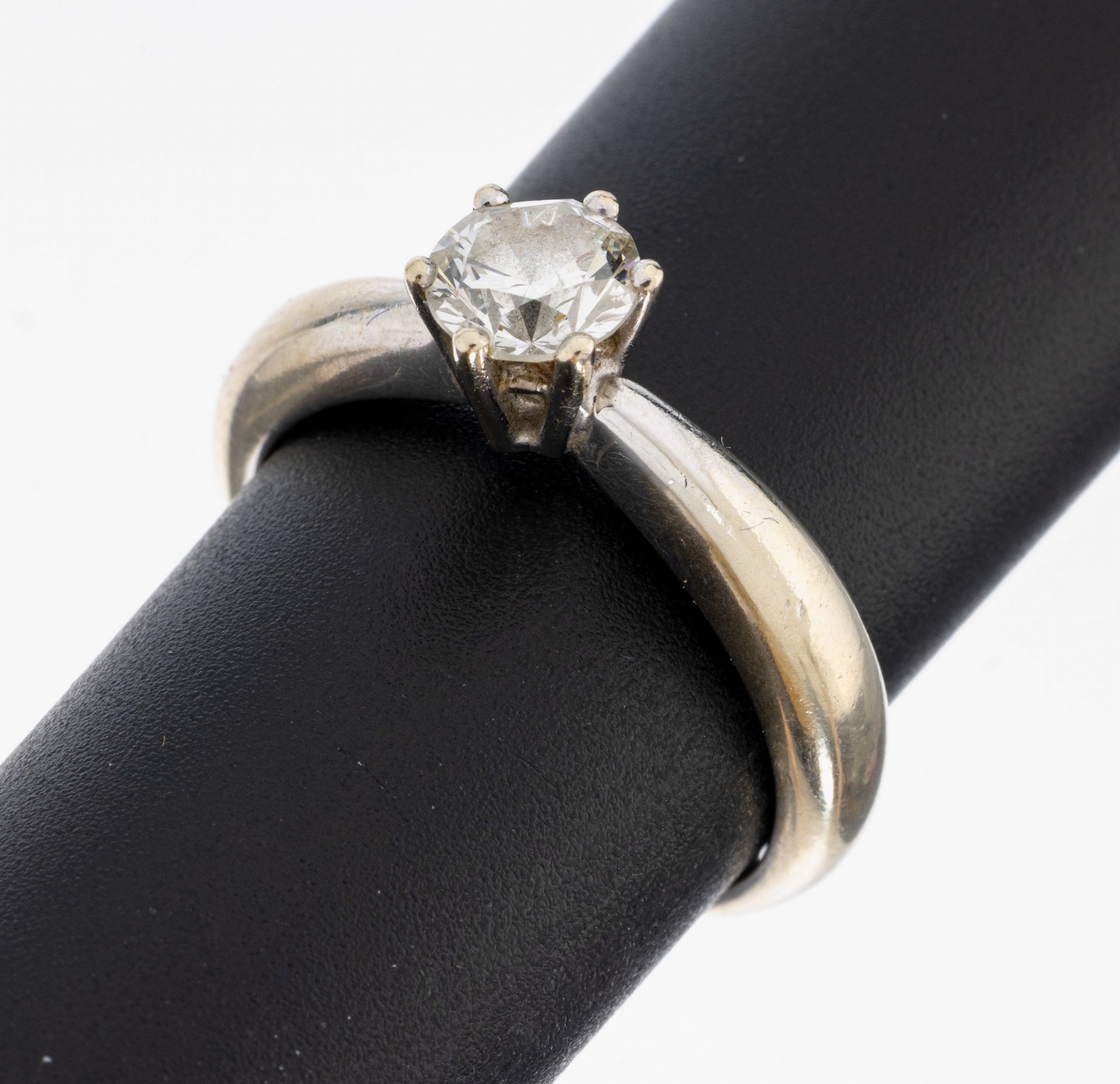 14 kt Gold Brillant-Ring, WG 585/000, Brillant ca. 1.0 ct