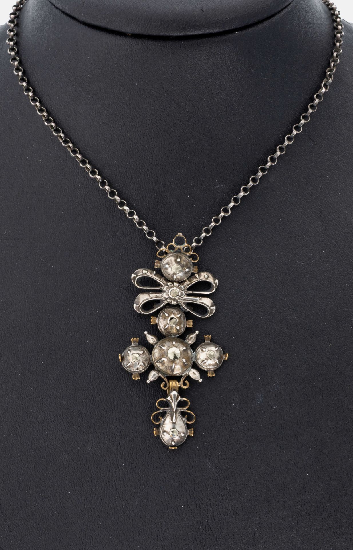 Anhänger, um 1780, Silber und Metall, Schleife mit Kreuz,