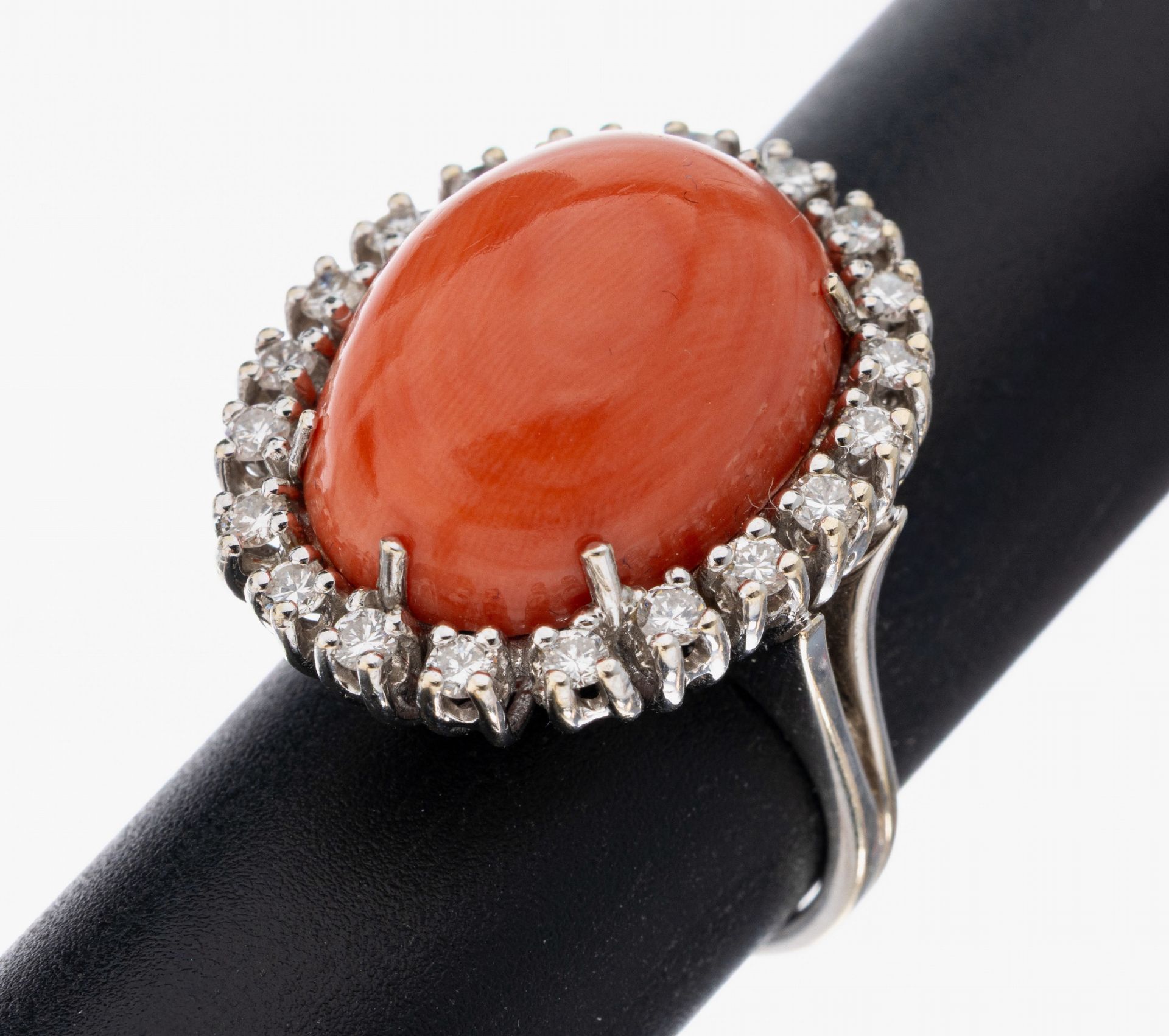 14 kt Gold Korallen-Brillant-Ring, WG 585/000, mittig gr.