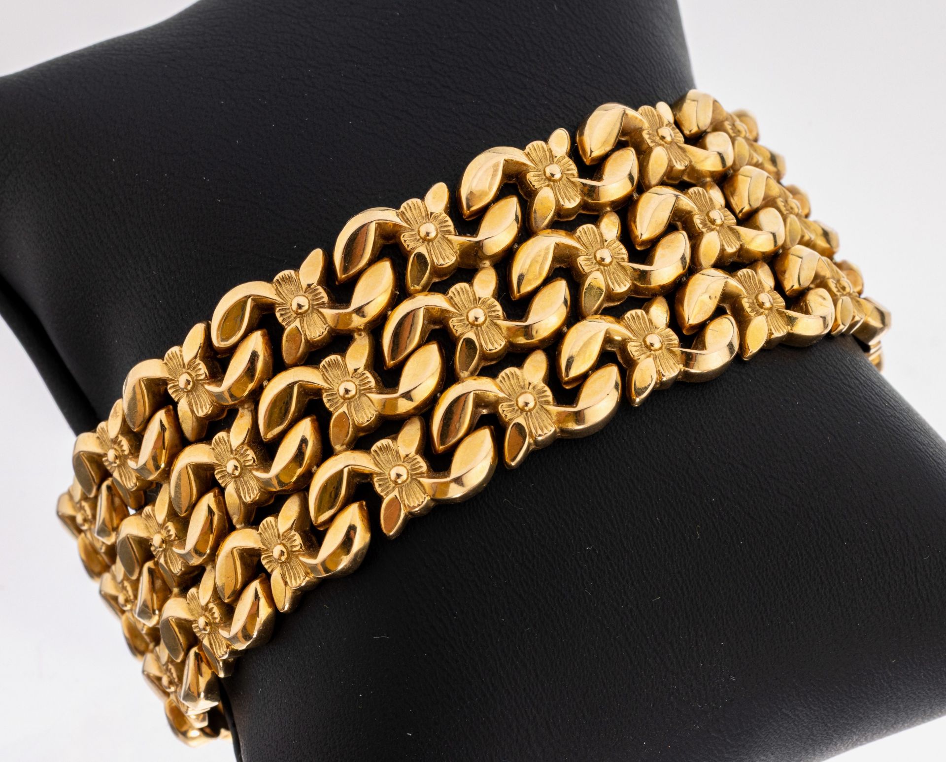 18 kt Gold Armband, RoseG 750/000, Blütendekor, B. ca. 2.5