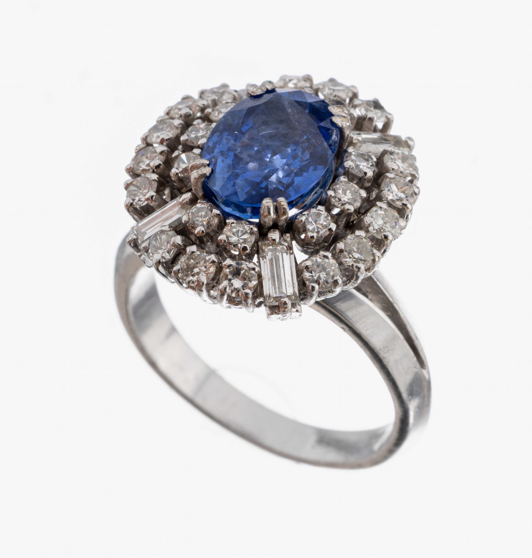 18 kt Gold Saphir-Diamant-Ring, WG 750/000,mittig erhaben